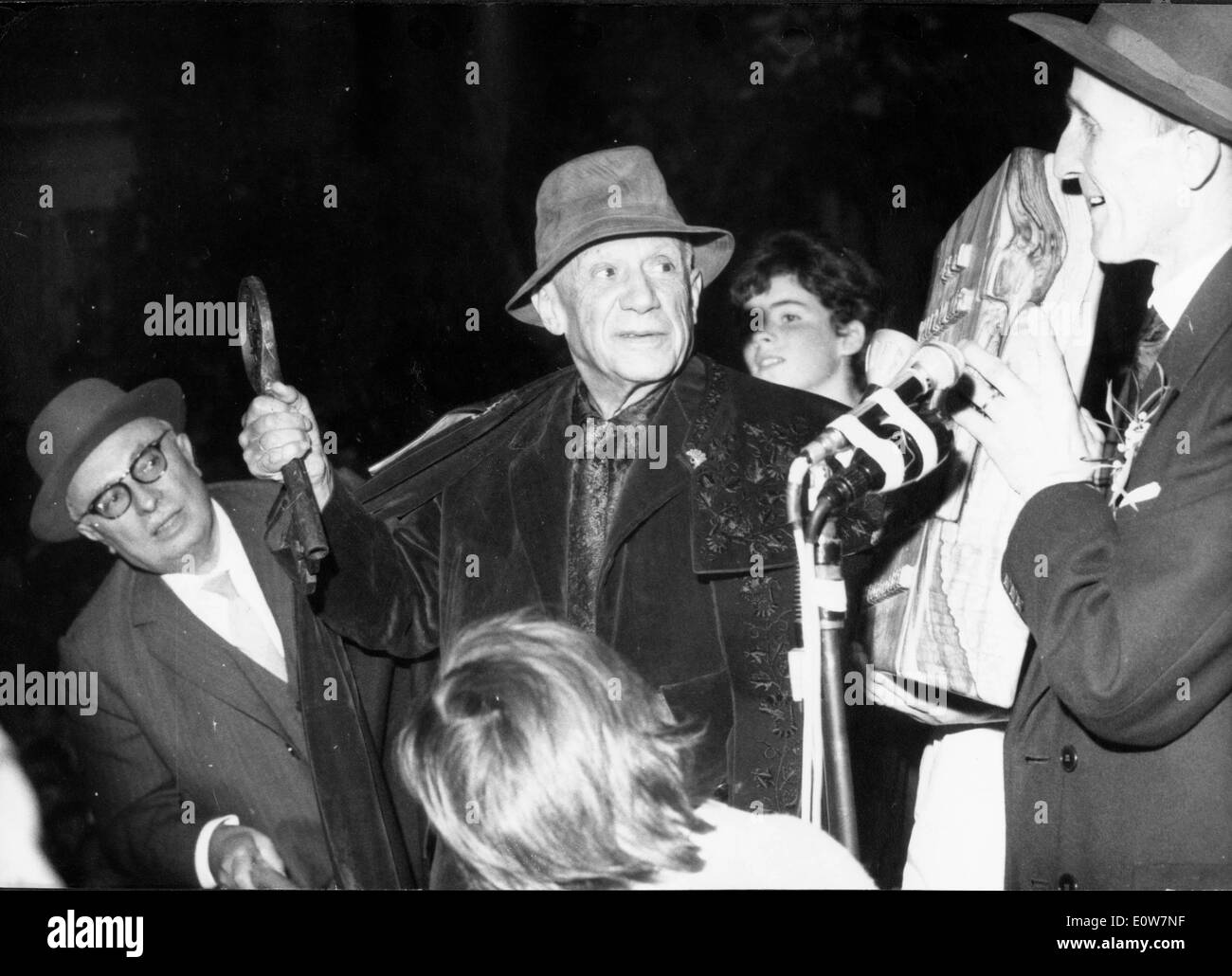 Artista Pablo Picasso andando a una corrida il giorno del suo compleanno Foto Stock