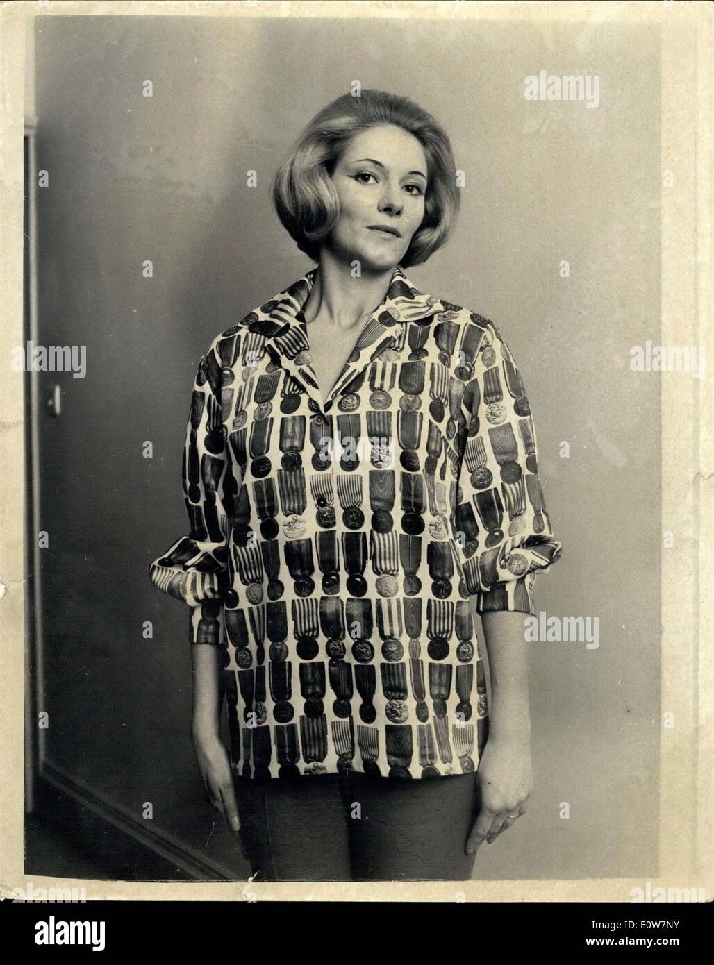 Ottobre 31, 1961 - collezione di abbigliamento sportivo mostrato a Londra: La Sportaville e Jacques Heim collezione di abbigliamento sportivo per la primavera è stato illustrato oggi a Londra. Mostra fotografica di Alice Percival, un modello, indossando una maglietta Sportaville in ''medal'' cotone stampato al prezzo di cinque guienas. Foto Stock