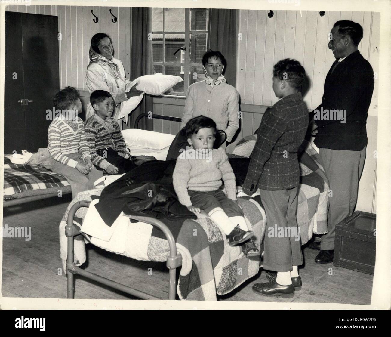 Nov. 03, 1961 - i rifugiati dal Tristan da Cunha arrivano al temporaneo case ?? ? Un ex esercito camp in Surrey. La 264 isolani salvato dalla eruzione vulcanica su Tristan da Cunha arrivati al loro temporaneo ?case? Un ex esercito camp a Pendell, nr. Merstham, Surrey dove vivere insieme come una comunità fino a quando non vengono risolte. Keystone foto mostra: una delle famiglie di Rodgers all'interno di una delle capanne che sarà la loro casa presso il camp di questa mattina. Essi sono il Sig. e la Sig.ra Rudolf Rodgers con la figlia di Doreen (15) e quattro figli Ronald (13); Alfred (10) Roy (9) e Patrick (3) Foto Stock