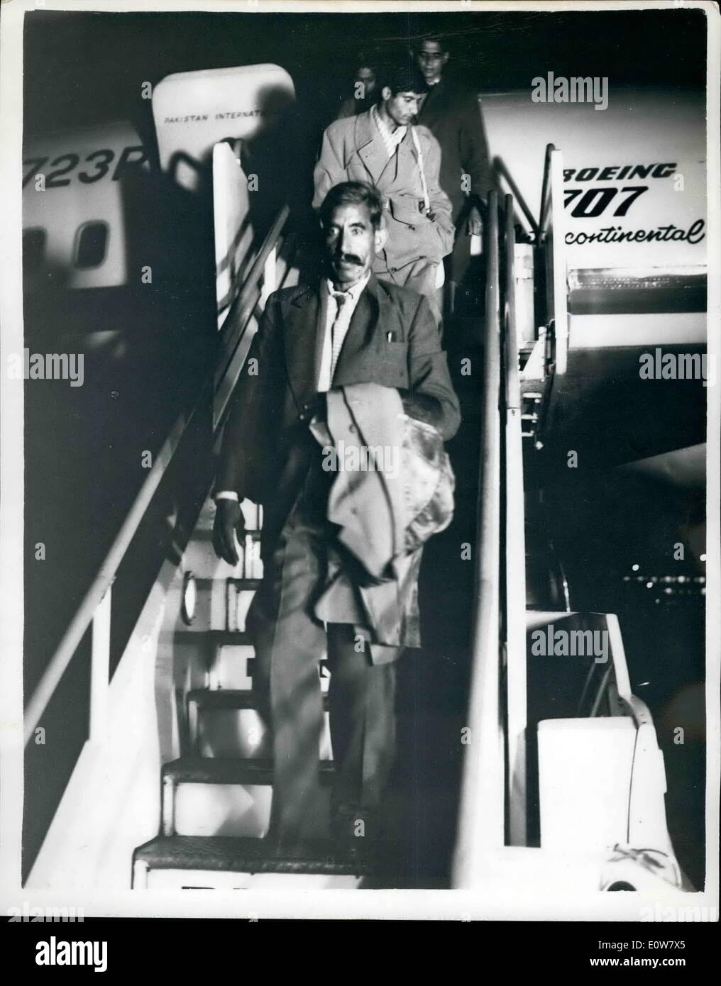 Gen 01, 1962 - PIÙ PAKISTAN Gli immigranti giungono a Londra. Nonostante SMALLPDX spaventare. Circa 8 altre centinaia di immigrati in Pakistan. Foto Stock
