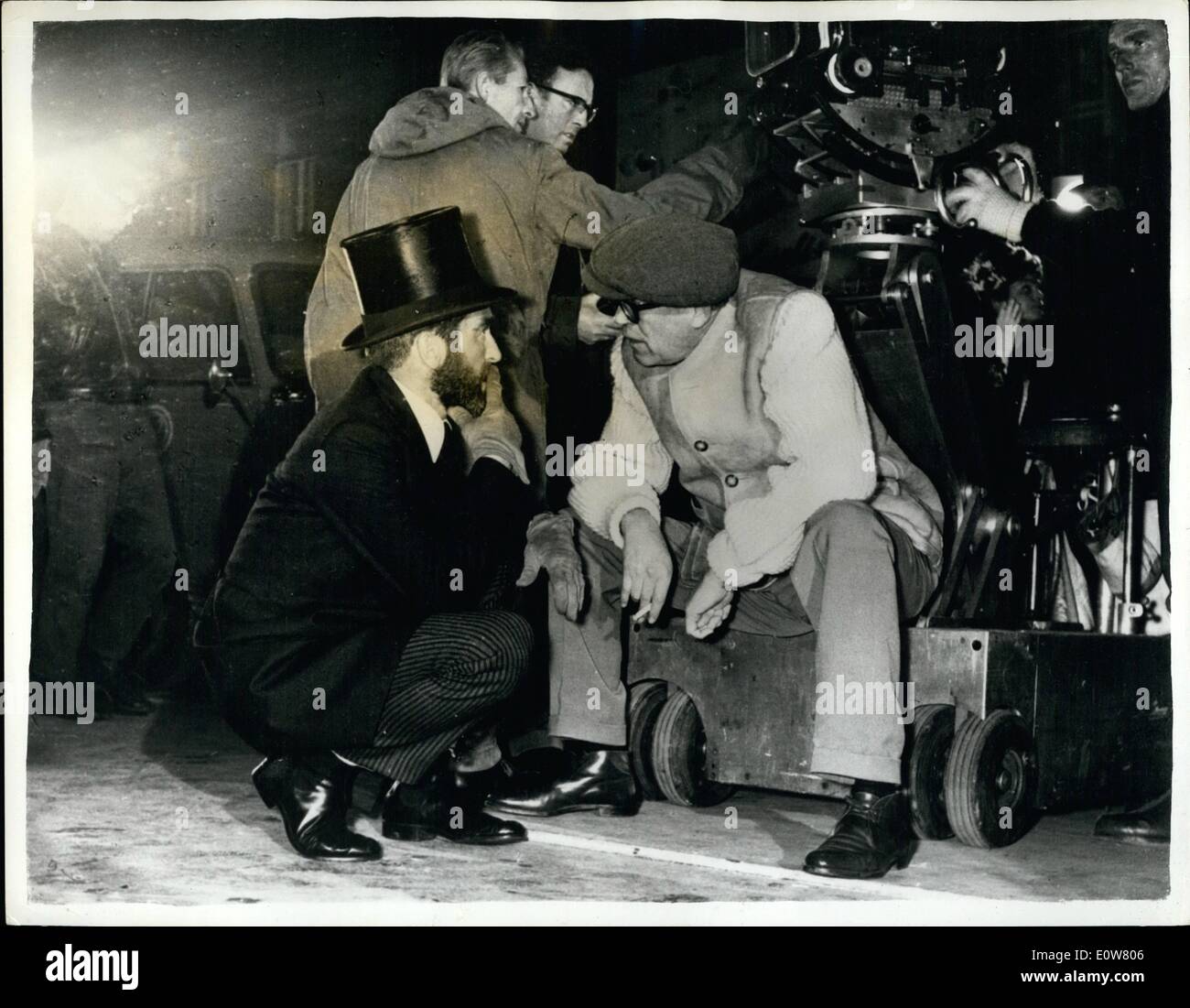 Gen 01, 1962 - Le riprese di Freud con Montgomery Clift nel ruolo del titolo. Serio. Montgomery Clift come Sigmund Freud e il regista John Huston discutere il modo in cui una scena sarà girato per Freud , durante la localizzazione funzionano a Vienna per la Universal International film storia del fondatore della psicoanalisi. Il film è fatto a Monaco di Baviera e Vienna. JSS/Keystone Foto Stock