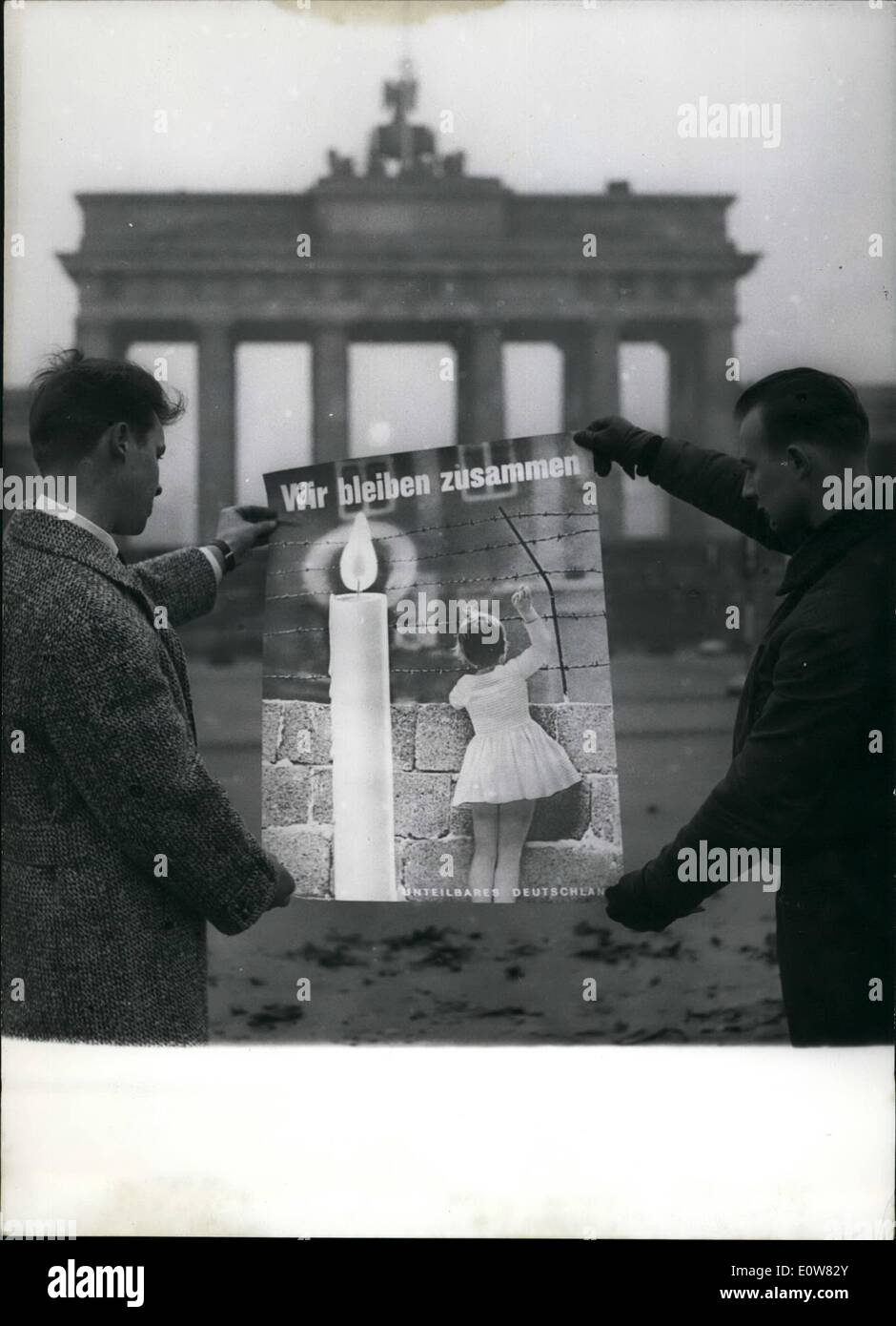 Nov. 11, 1961 - ''Abbiamo soggiorno insieme'': è scritto sul poster del Curatorium Unteilbares Deutschland che è interessante qui per due cittadini svizzeri. Questo post sarà messo su in tutta la Germania occidentale e di Berlino ovest durante il tempo di Natale e ricordare alla gente che deve vivere dietro alla corte di ferro in Germania. Foto Stock