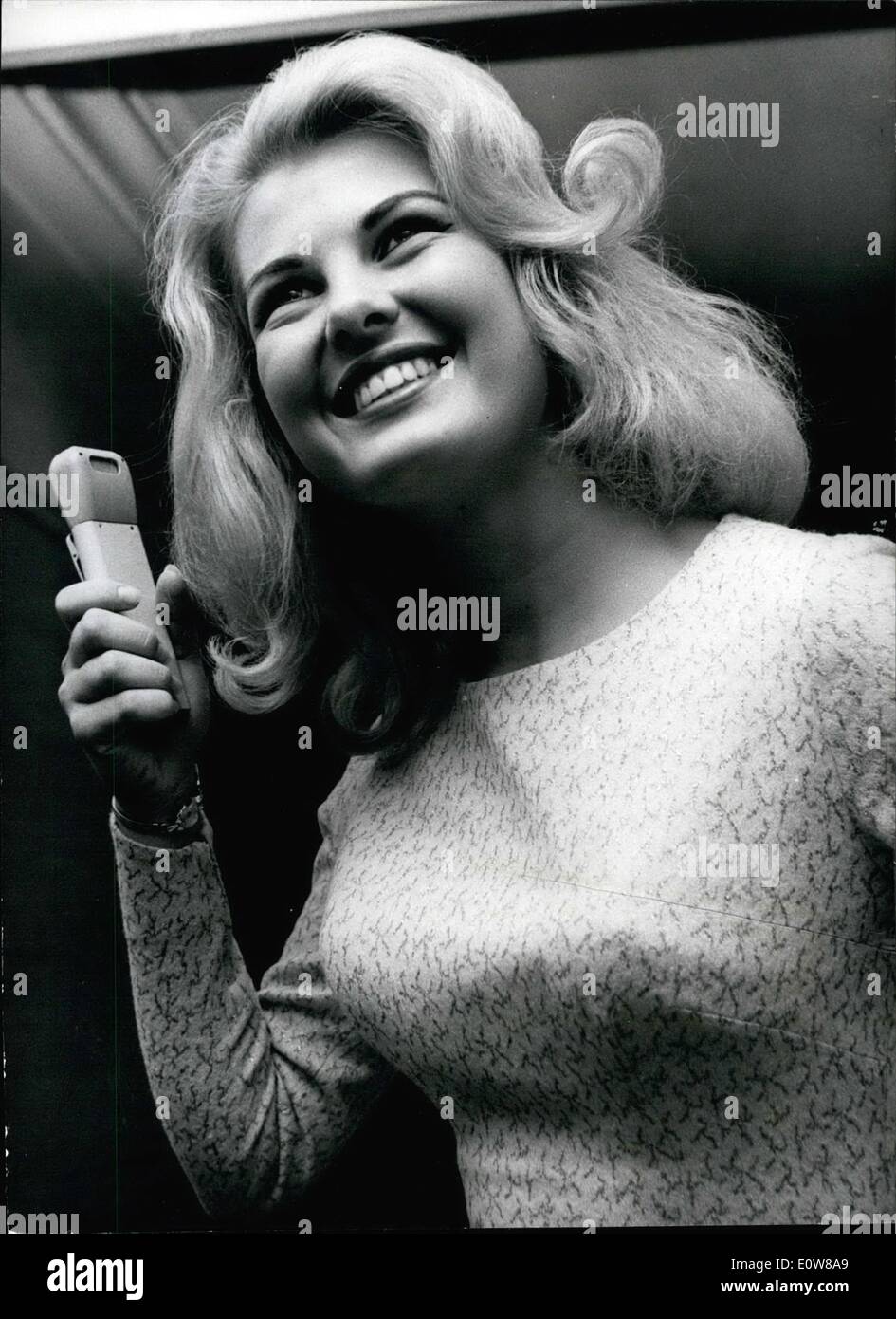 Gen 01, 1962 - sistema di chiamata per Miss Mondo concorrenti molte delle ragazze che sono di prendere parte alla prossima settimana di Miss Universo è arrivata oggi a Londra. E al Waldorf Hotel dove sono stare , le difficoltà di lingua -- molti di loro non parlano inglese -- sono stati superati da un elaborato sistema di chiamata ha lavorato con le radio a transistor. Ogni ragazza ha un segnali di chiamata della sua propria e l'accompagnatore porta un transistore per tutto il tempo. immagine mostra: Miss Stati Uniti, Amedee Chabot, tenta di eseguire il suo transistore. Foto Stock