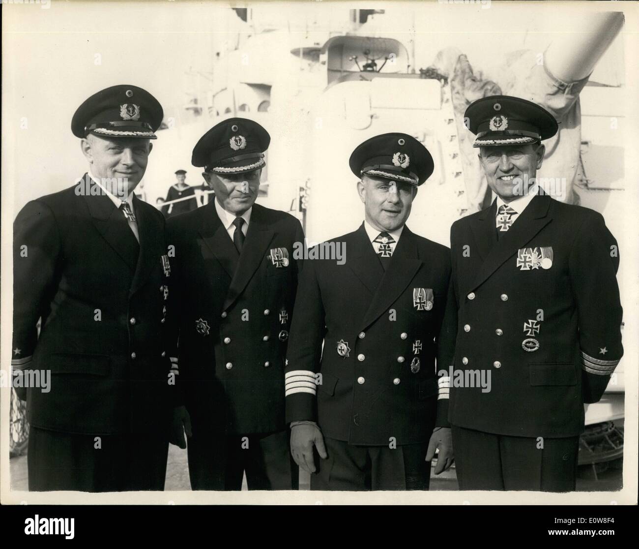 Nov. 11, 1961 - Germania Navi della Marina Militare sulla visita a Chatham.: Tre Z Cacciatorpediniere classe se il primo cacciatorpediniere dello squadrone tedesco federale Navy - Arrivato a Chatham Dockyard - questa mattina con un complemento di 800 ufficiali e marinai a bordo. Durante il soggiorno i membri dell equipaggio si recherà in visita a Londra e in altri luoghi di interesse - e prenderà parte a una serie di marina eventi sportivi. La foto mostra i capitani delle tre navi - con i senior officer - a Chatham questa mattina. Essi sono L-R :- Comm. Dr Otto Ites; Comandante Gerd Sdhreider; capitano H Foto Stock