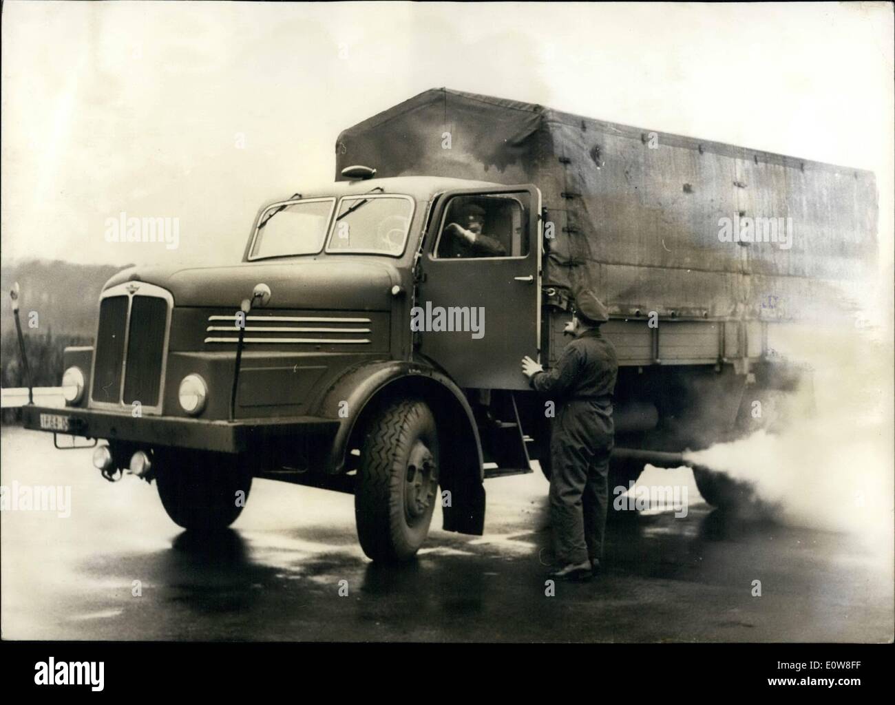 Nov. 11, 1961 - un custom-officr della zona sovietica scampato a Berlino Ovest.: Oggi nelle prime ore del mattino una zona sovietica customer-offficer scampato a Berlino Ovest Autobahn check point Dreilinden con un 6,5 tonnellate camion della zona sovietica customer-officer. Egli cames senza colpi di ''Volkspolizei'' per il territorio di Berlino Ovest. La foto mostra il 6,5 tonnellate camion che custom-ufficiale poteva sfuggito su Berlino Ovest Autobahn check point Dreilinden. Foto Stock