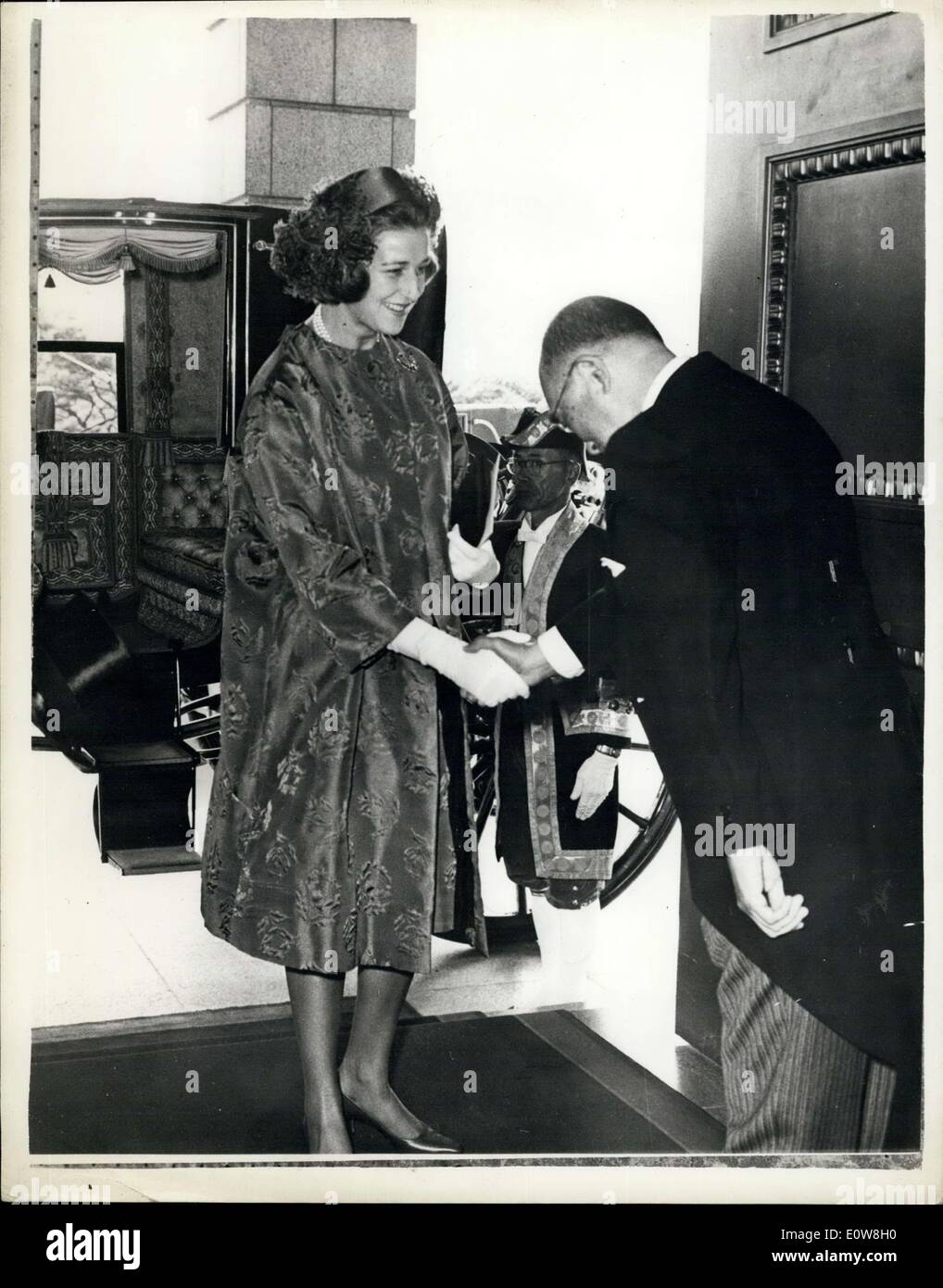 Nov. 18, 1961 - la Principessa Alexandra in Giappone: la Principessa Alexandra questa settimana ha avuto un pubblico con l'Imperatore del Giappone presso il Palazzo metterebbe a rischio in Tokyo. La foto mostra la Principessa Alexandra di arrivare al Palazzo Imperiale nello stato allenatore che era stata inviata per l'imperatore. Foto Stock