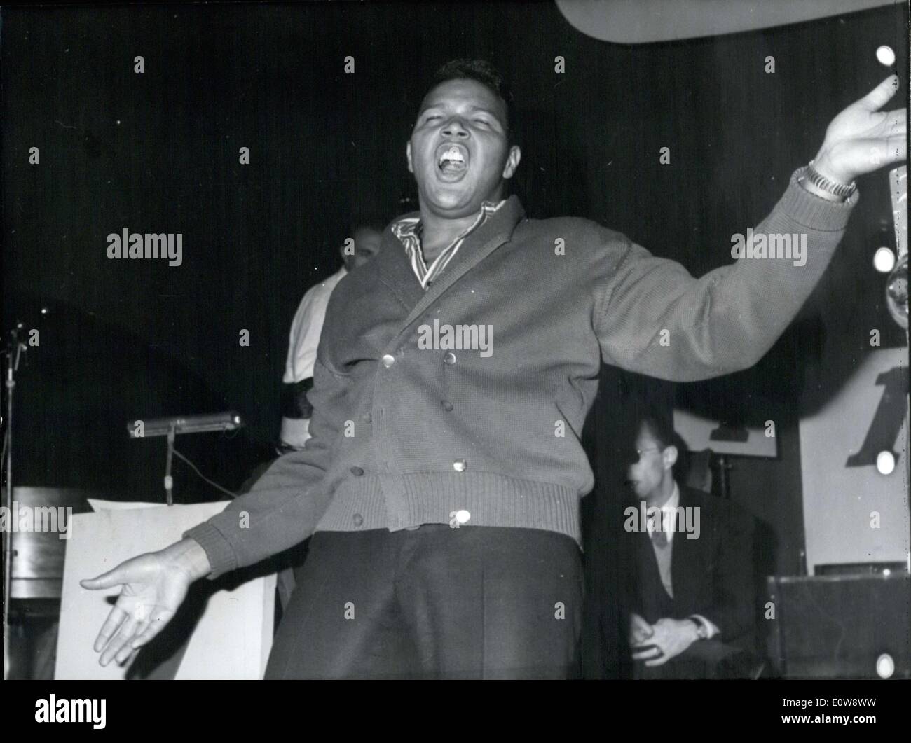 Il 12 Dic. 1961 - Il cantante americano è stato fischiato fuori scena mentre le persone nel pubblico ha gettato mazzette di carta a lui. Molte persone hanno richiesto per i loro biglietti per essere rimborsati. Foto Stock