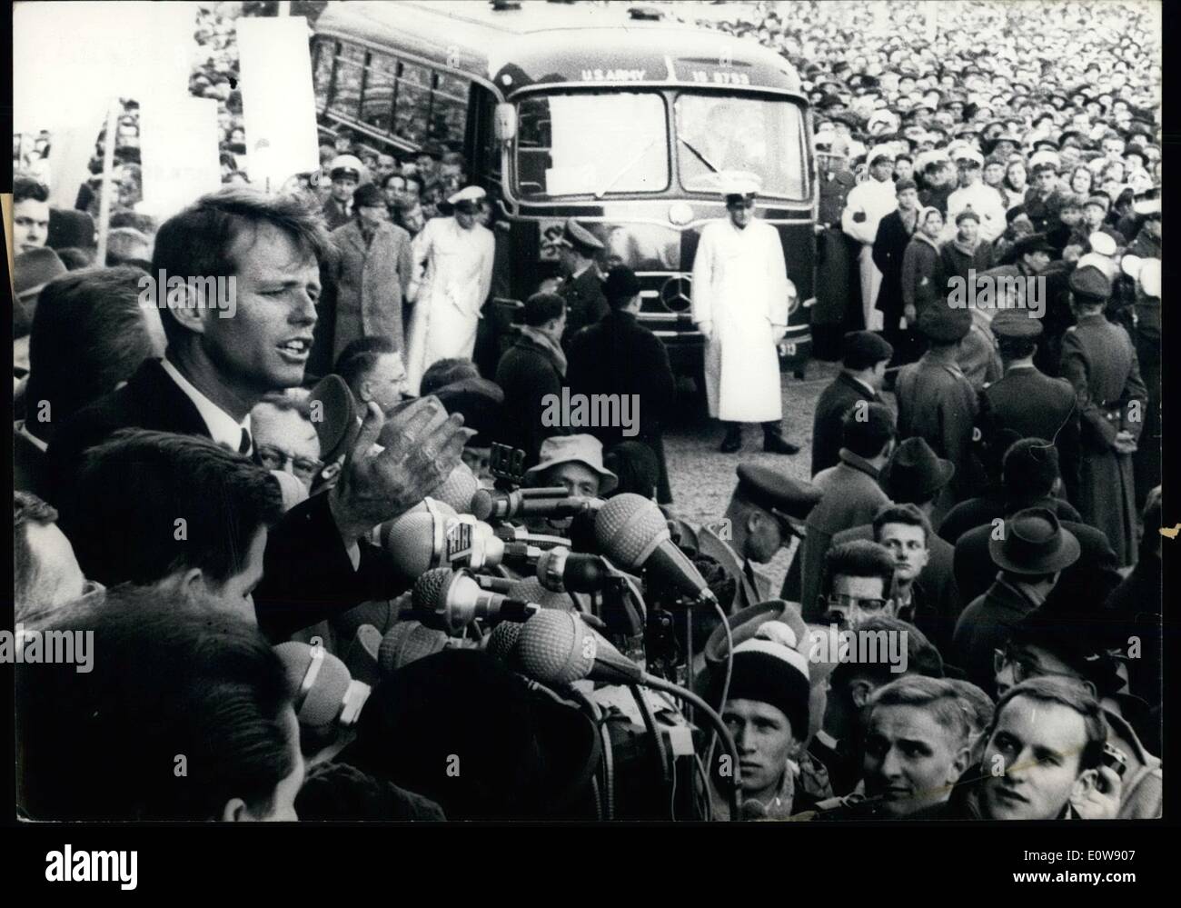 Febbraio 02, 1962 - Robert F. Kennedy di Berlino Ovest. Oggi il fratello del presidente americano, Procuratore Generale Robert F. Kennedy, venuto a Berlino Ovest per una due giorni di visita. Sulla piazza di fronte al Sch&ouml;neberger Rathaus parla di circa 100.000 i berlinesi. OPS: Robert F. Kennedy parla al i berlinesi. Foto Stock