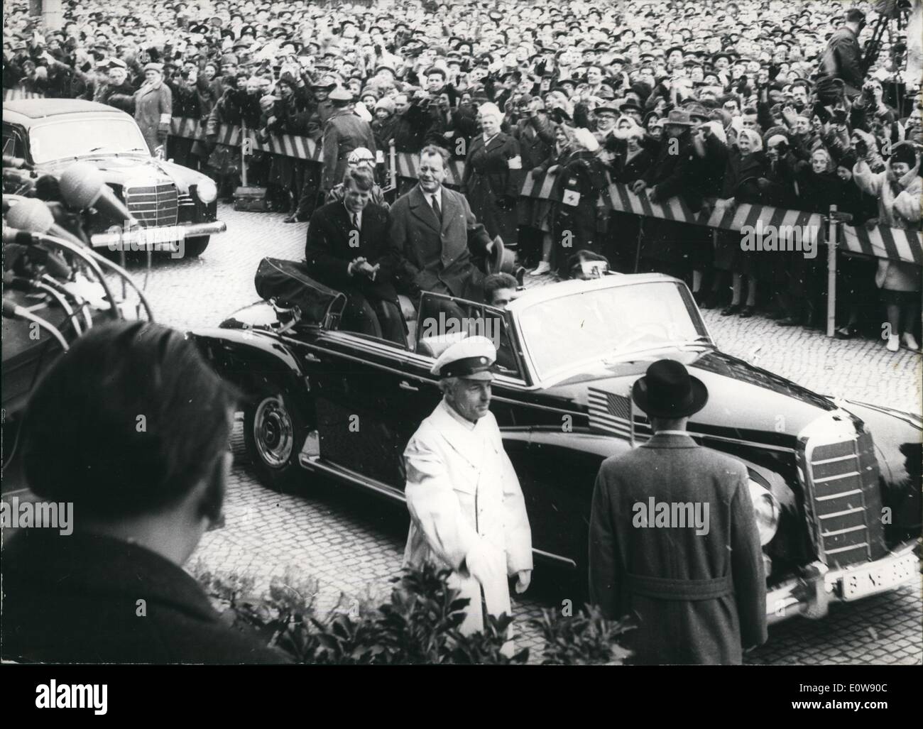 Febbraio 02, 1962 - Robert F.kennedy in Berlino Ovest : Mostra fotografica di arrivo prima della Schoneberger Rathaus, in aperta auto a sinistra Robert F.Kennedy e a destra il Consiglio Grande Willy Brandt. Foto Stock