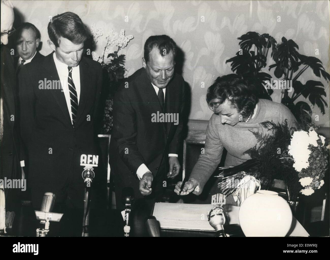 Febbraio 02, 1962 - Robert F. Kennedy a Berlino Ovest: foto mostra la signora Ethel Kennedy, la moglie del procuratore generale ha firmato il Libro d'Oro di Berlino. A sinistra dal suo consiglio di Sindaco Willy Brandt, estrema sinistra il procuratore generale Robert F. Kennedy. Foto Stock