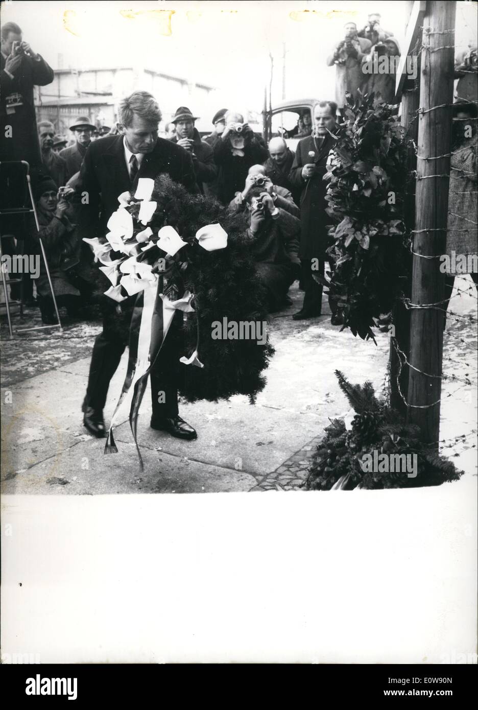 Febbraio 02, 1962 - Robert F.kennedy a Berlino : la foto mostra In Bernauerstrasse davanti al monumento per i morti Ida Siekmann che era saltato dal quarto piano come ''Volkspolizei'' stava entrando, il procuratore generale Robert F.Kennedy è stato che stabilisce una ghirlanda. Foto Stock