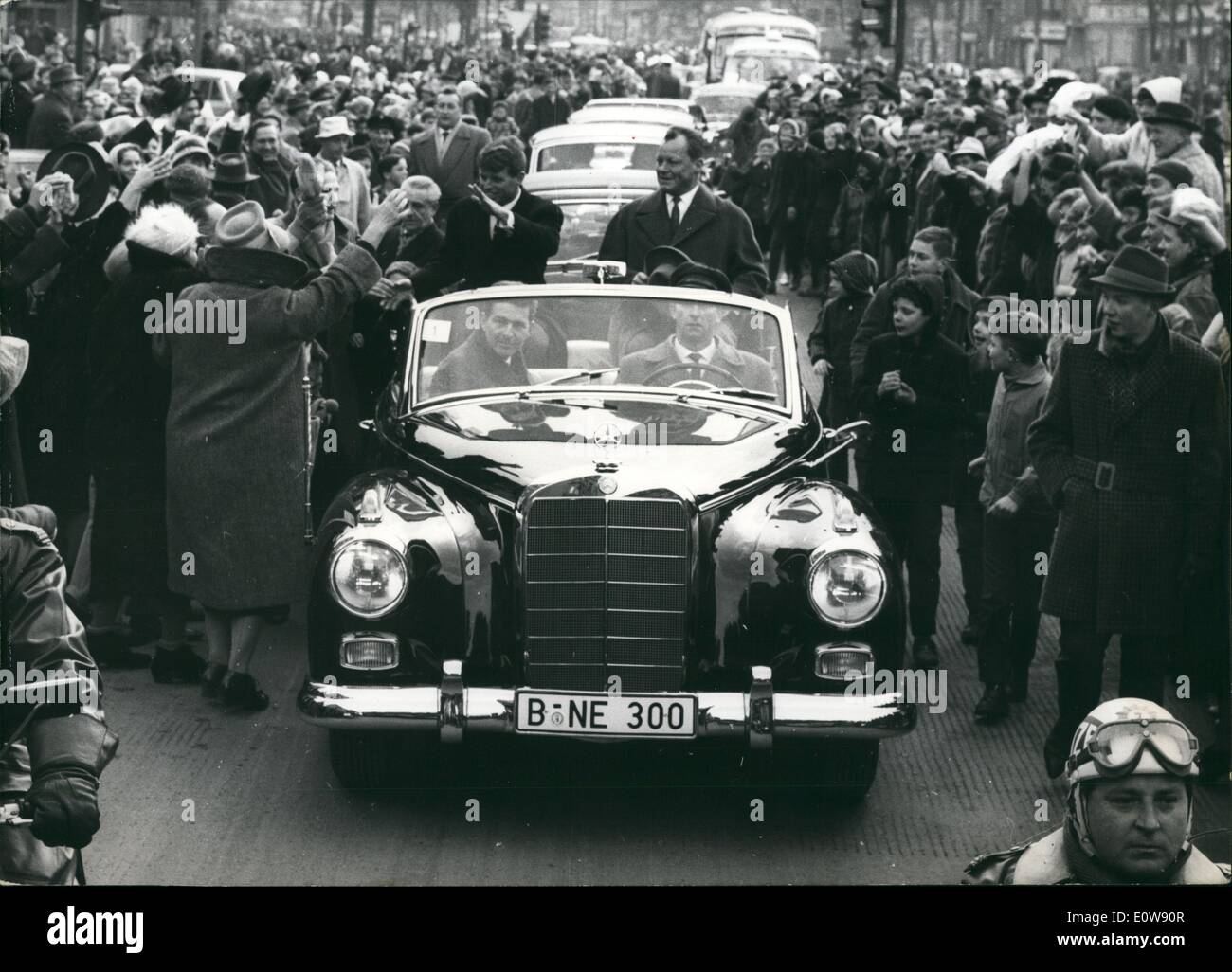 Febbraio 02, 1962 - Robert F. Kennedy a Berlino Ovest: Oggi il fratello del presidente americano, Procuratore Generale Robert F. Kennedy, venuto a Berlino Ovest per una due giorni di visita. Nelle strade è stato salutato sostanziosa dalla gente di Berlino. La foto mostra all'aperto auto a sinistra Robert F. Kennedy e a destra il sindaco direttivo Willy Brandt. Foto Stock