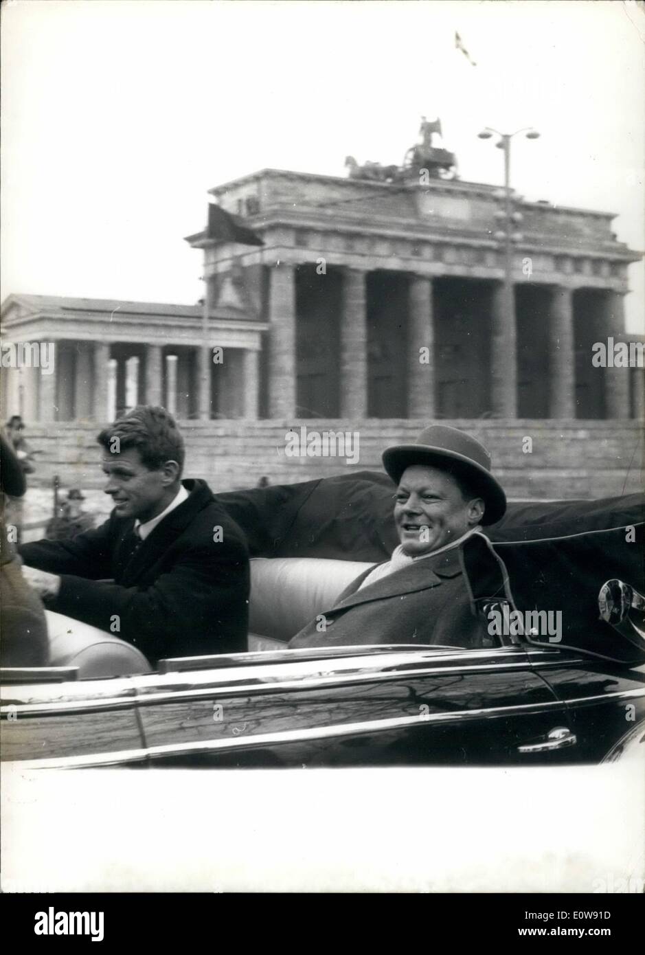 Febbraio 02, 1962 - Robert F. Kennedy di Berlino Ovest. Mostra fotografica di Robert F. Kennedy - sinistra e il Consiglio di sindaco di Berlino Willy Brandt - destra- a murata nella porta di Brandeburgo. Foto Stock