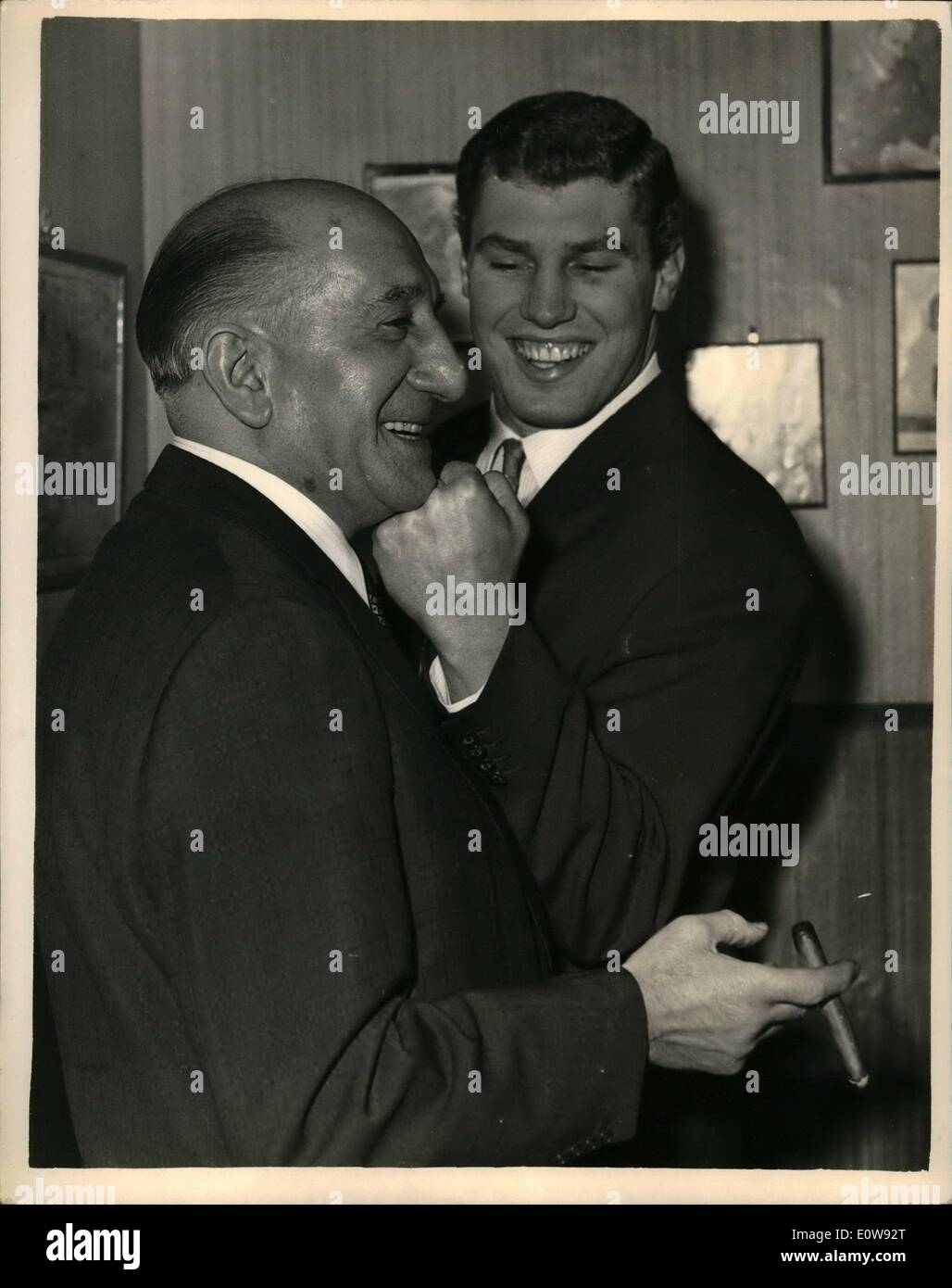 Febbraio 02, 1962 - amatoriali K.O. CHAMPION-BILLY WALKER segni forme professionali. Amateur Heavyweight K.O. Champion BILLY WALKER questa mattina ha visitato gli uffici del British Board di pugilato Control-per firmare l'applicazione professionale di forme. Egli si aspetta di essere pagato almeno .000 per la sua prima lotta professionale-presso la piscina di Wembley om Marzo 27th. Sarà il più alto pagato debutto professionale in British Boxing. Egli è famoso come un dilettante K.O. esperto-avendo avuto solo 33 combattimenti amatoriali-durevole sotto 65 tornate 65 tornate in tutti i Foto Stock