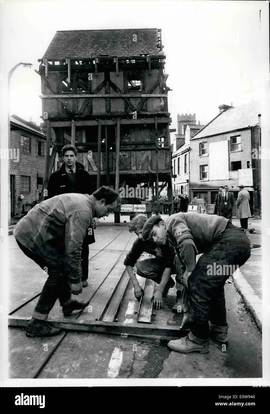 Il 12 Dic. 1961 - Daily Herald. Londra. Casa storica spostato. Un XIV sec.. vecchio graticcio casa in Exeter Devon, ha dovuto essere spostata di 300 piedi perché era nel mezzo di un nuovo tratto di strada che viene costruita. Per oltre un mese operaio è stato creare la costruzione e che oggi è stata una pendenza con un 1 in gradiente 10. Uno dei pericoli è stata che l'edificio a tre piani potrebbe ribaltarsi e grande cura doveva essere preso, martinetti idraulici sono stati utilizzati per mantenere il livello. Spostare la presa a causa delle proteste quando è stato suggerito che l'edificio dovrebbe essere demolito, è costato circa .000 Foto Stock Il 12 Dic. 1961 - Daily Herald. Londra. Casa storica spostato. Un XIV sec.. vecchio graticcio casa in Exeter Devon, ha dovuto essere spostata di 300 piedi perché era nel mezzo di un nuovo tratto di strada che viene costruita. Per oltre un mese operaio è stato creare la costruzione e che oggi è stata una pendenza con un 1 in gradiente 10. Uno dei pericoli è stata che l'edificio a tre piani potrebbe ribaltarsi e grande cura doveva essere preso, martinetti idraulici sono stati utilizzati per mantenere il livello. Spostare la presa a causa delle proteste quando è stato suggerito che l'edificio dovrebbe essere demolito, è costato circa .000 Foto Stock