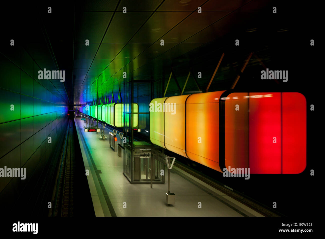 Installazione delle luci dell'U-Bahn HafenCity Universität stazione della metropolitana, U4 linea metropolitana, HafenCity di Amburgo, Germania Foto Stock