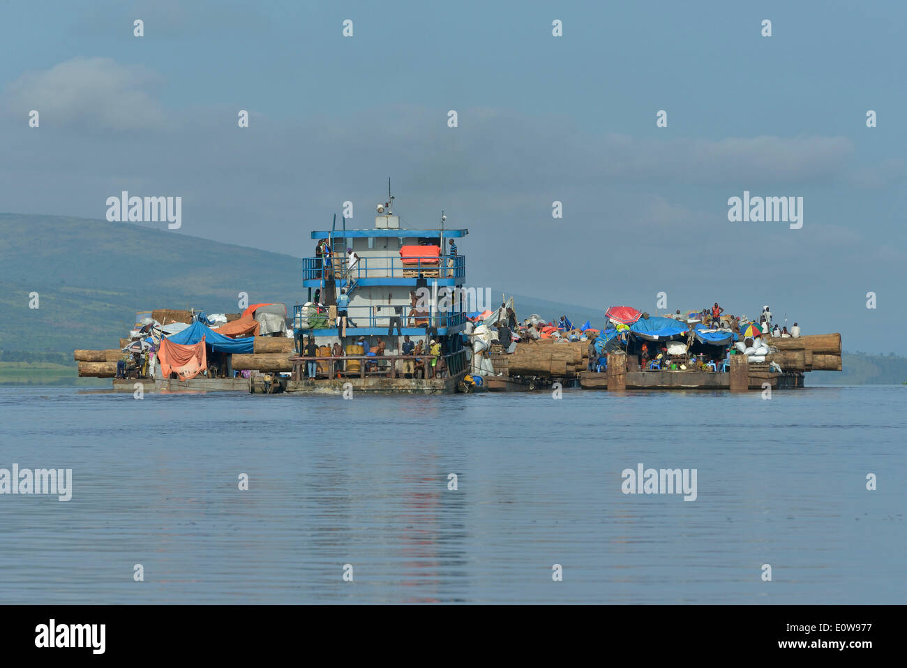 Cargo il trasporto di tronchi di legname tropicale sul fiume Congo, vicino a Kinshasa, quartiere di Kinshasa Foto Stock