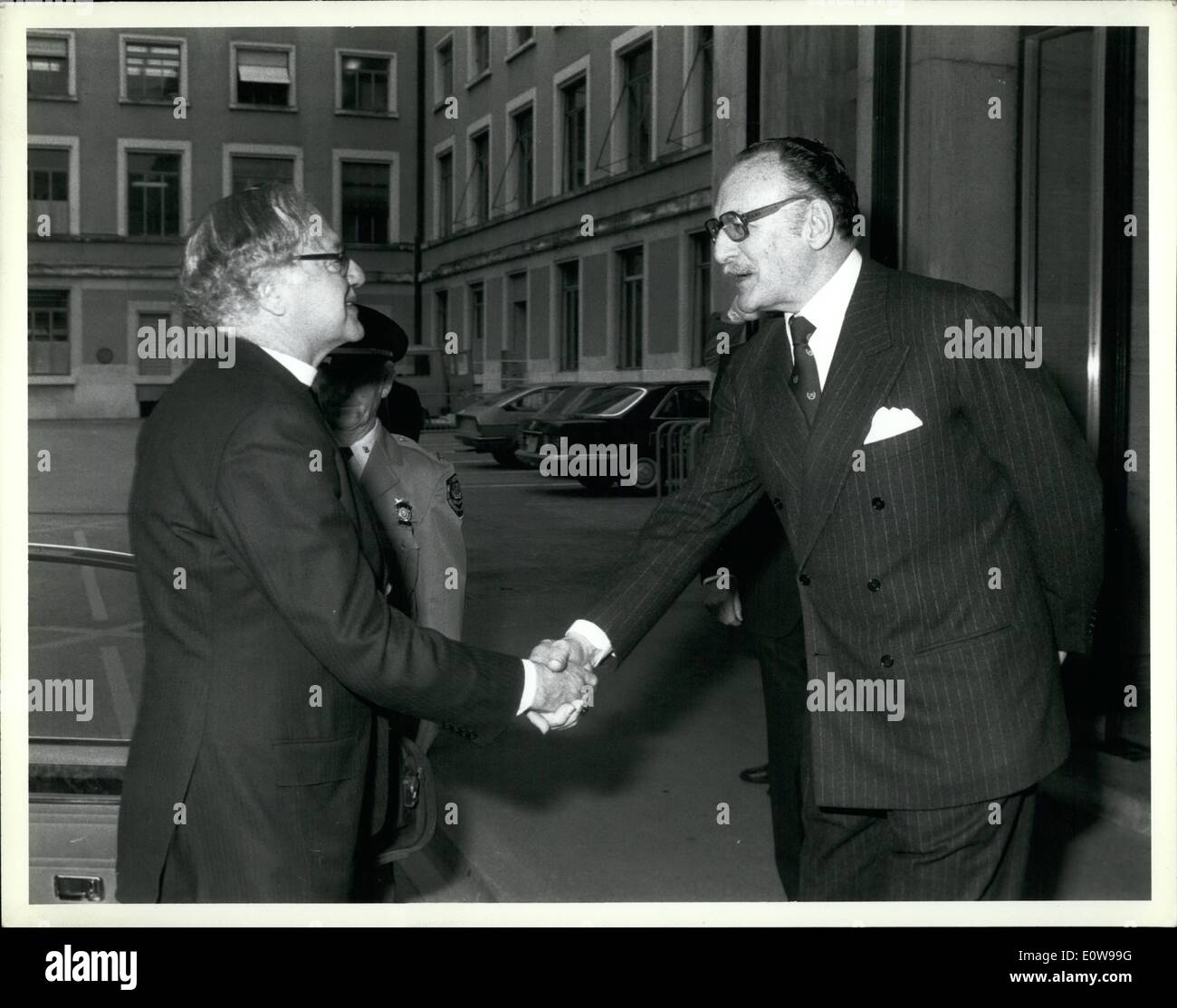 Febbraio 02, 1962 - Arcivescovo di Canterbury visiti l Ufficio delle Nazioni Unite a Ginevra durante il soggiorno: come parte del suo programma durante il suo soggiorno a Ginevra questa settimana, l'Arcivescovo di Canterbury, il più Rev. Il dottor Robert Runcie, soddisfatto un certo numero di impegni oggi presso l Ufficio delle Nazioni Unite. Visitare l'ufficio dell'alto commisioner per rifugiati, egli è stato ricevuto dal Vice Alto Commisioner W.R. Symser in assenza sulla missione di alta Commisioner Poul Hartling. Dr Foto Stock