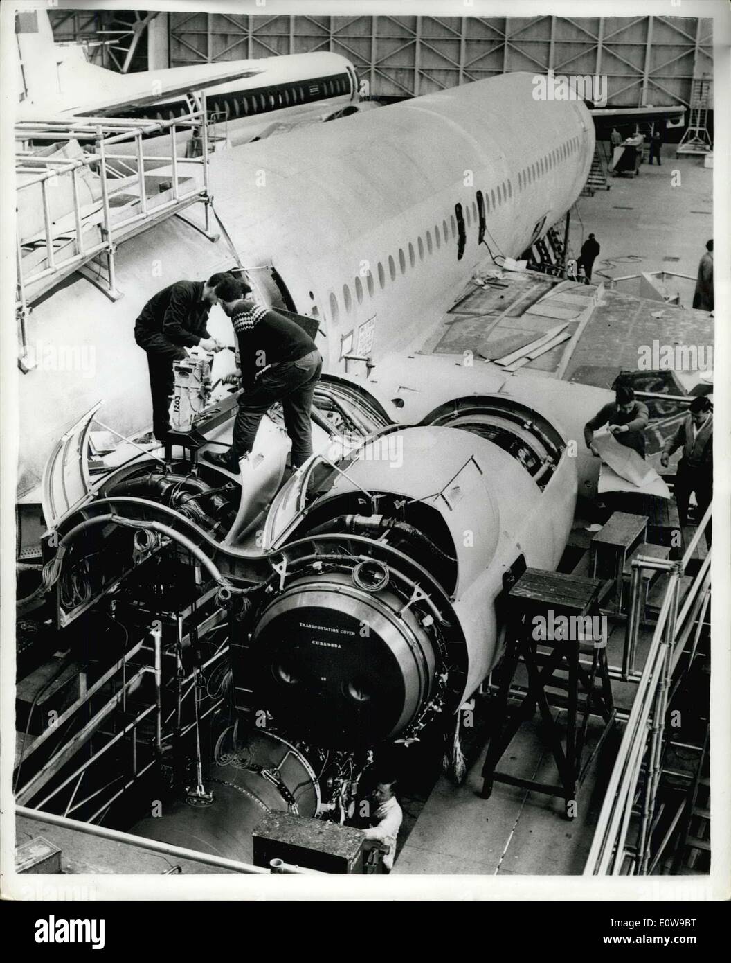 Febbraio 08, 1962 - La Gran Bretagna è di nuovo aria gigante: Viceker's VC 10 - il più grande aereo jet mai costruita in Europa - è in via di completamento a Weybridge, Surrey. Il 600-mph aereo di linea, che possono trasportare fino a 150 passeggeri, dovrebbe essere airborne dalla molla e nel servizio con BOAC dal 1964. I suoi quattro getti sono montati lungo la parte posteriore del parafango spabs fusoliera. È 158ft. lungo e l'ala spabs 140ft. La foto mostra: due del VC 10'quattro getti montata la parte posteriore della fusoliera di aprire dei giganti in costruzione a Weybridge. Foto Stock
