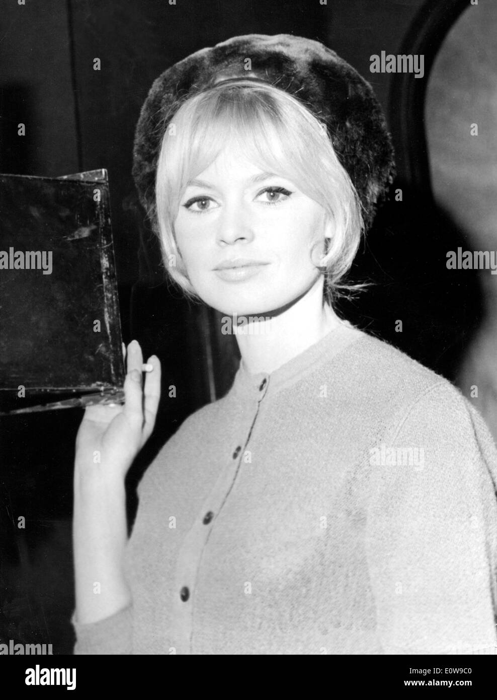 L'attrice Brigitte Bardot in una scena del film "Amore su di un cuscino' Foto Stock