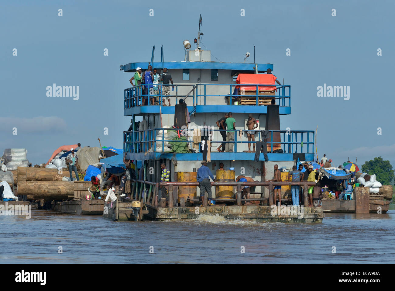 Cargo il trasporto di tronchi di legname tropicale sul fiume Congo, vicino a Kinshasa, quartiere di Kinshasa Foto Stock