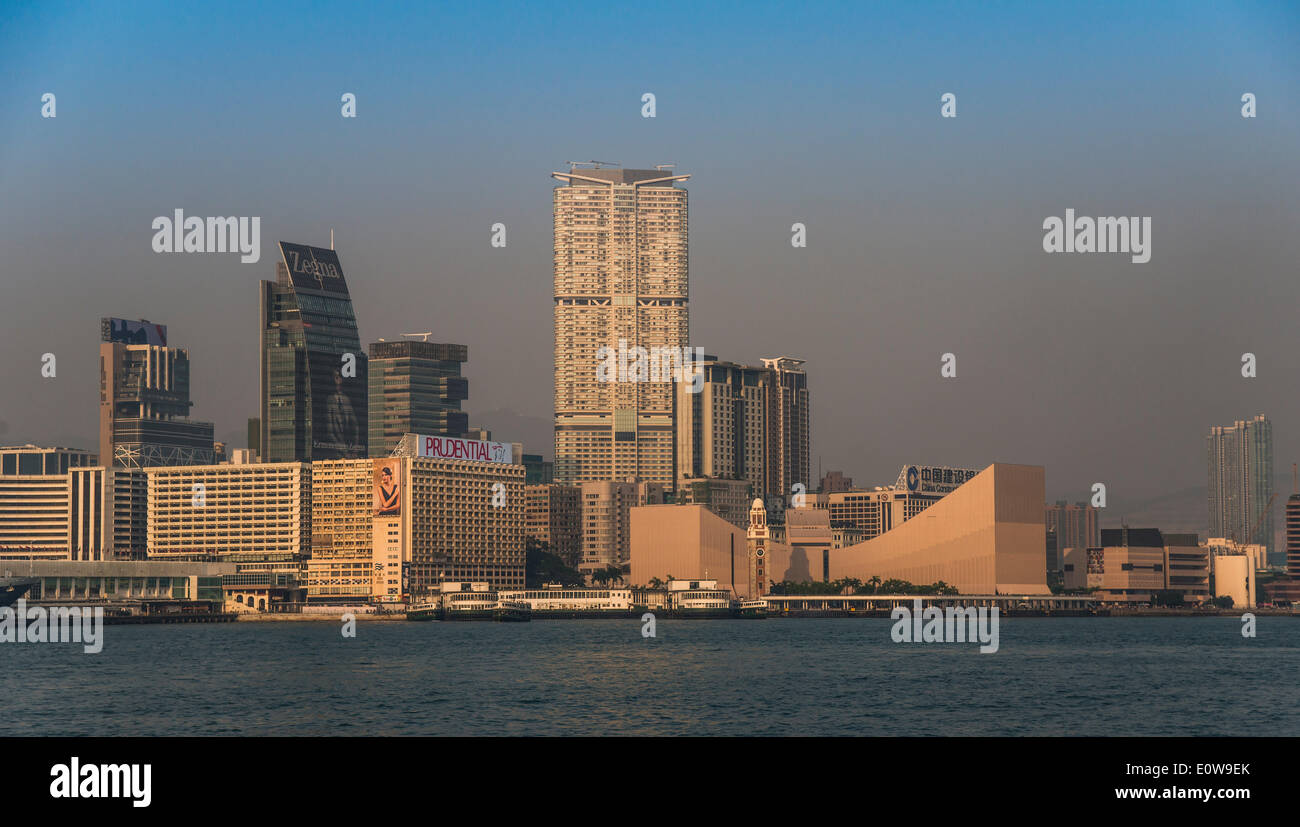 Skyline con Pier, la Torre dell Orologio e il Centro Culturale a Tsim Sha Tsui Promenade, Kowloon, Hong Kong, Cina Foto Stock