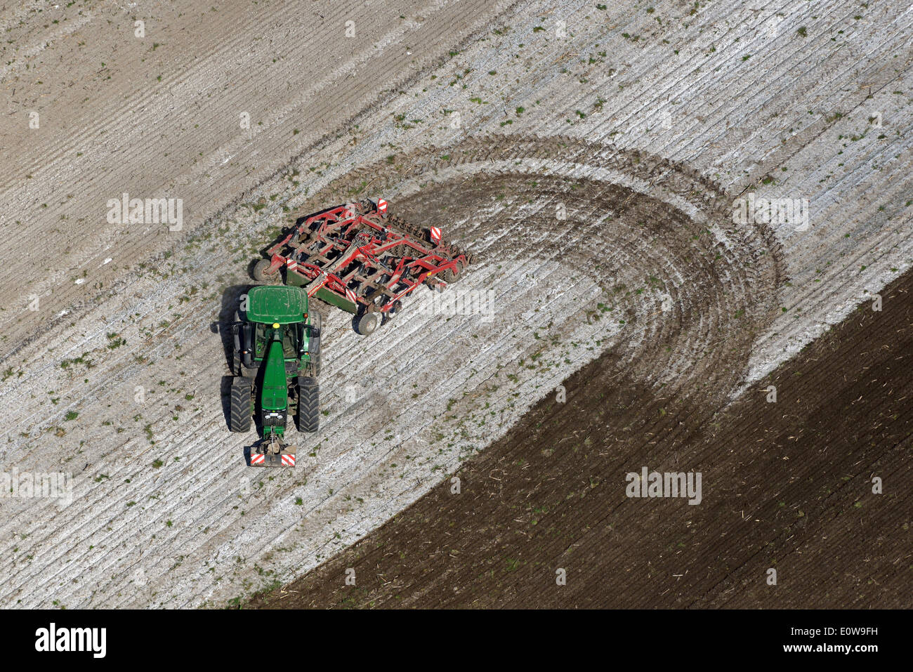 Lavori agricoli con acultivator, vista aerea, Schleswig-Holstein, Germania Foto Stock
