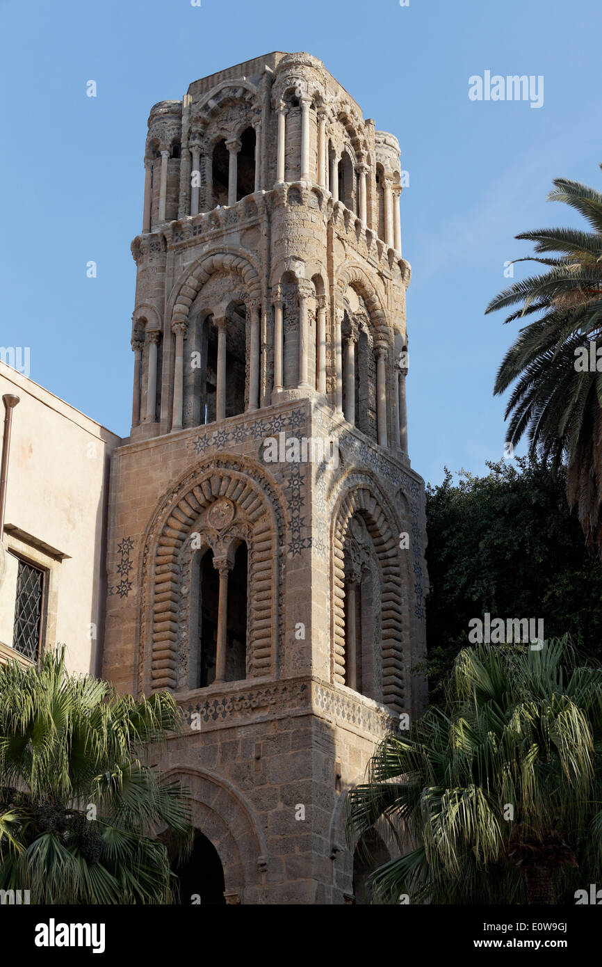 Il campanile con intarsi in pietra, Martorana, la chiesa dal periodo normanno in Sicilia, Palermo, Sicilia, Italia Foto Stock