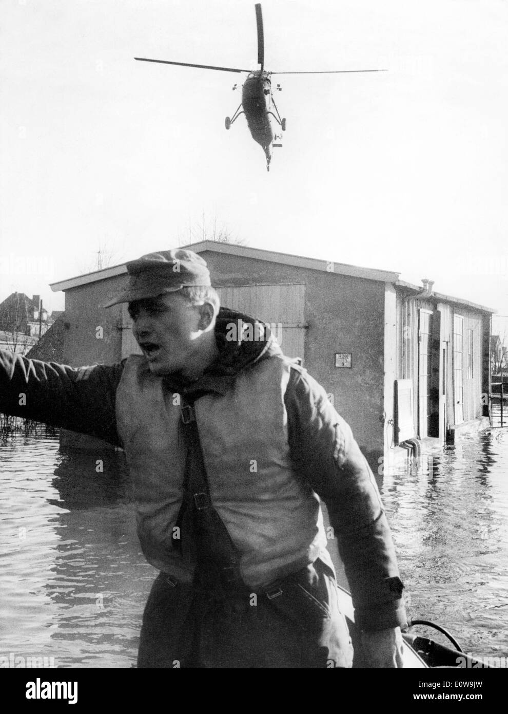 Lavoratore di soccorso durante il Mare del Nord alluvione del 1962 Foto Stock