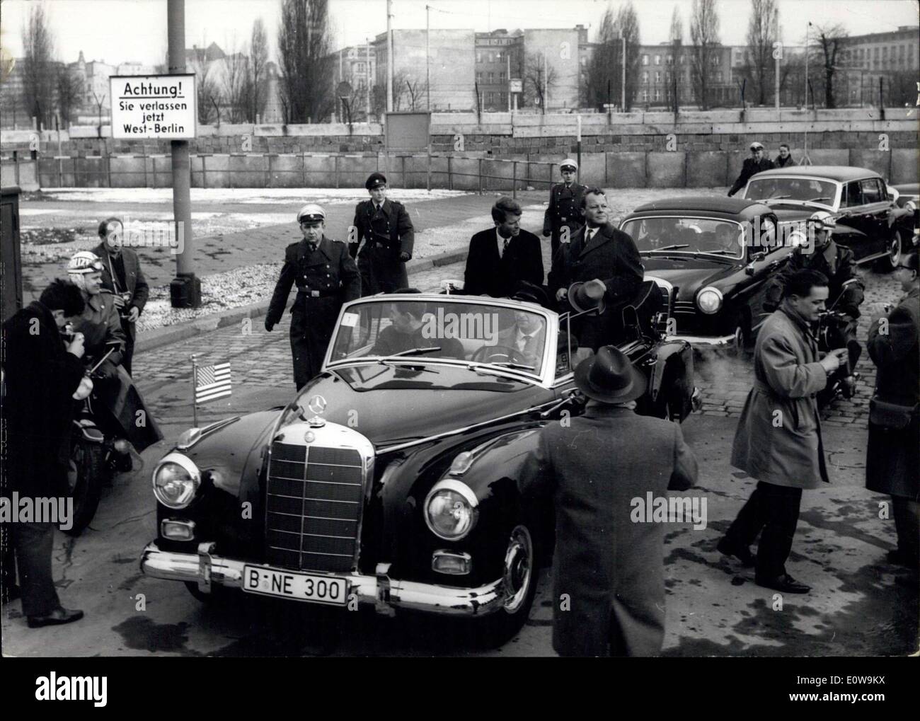 Febbraio 22, 1962 - Robert F. Kennedy nel West-berlin - OPS: Prima della parete su Potadamer Platz, in auto a sinistra Robert F. Kennedy e a destra il sindaco direttivo Willy Brandt. Foto Stock