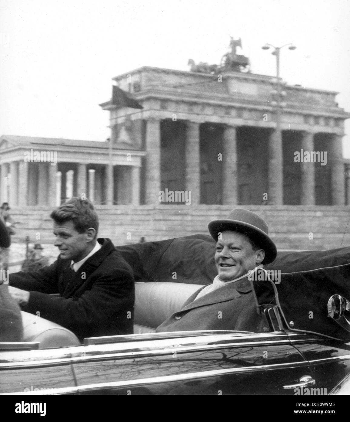 Robert Kennedy e Willy Brandt presso la Porta di Brandeburgo Foto Stock