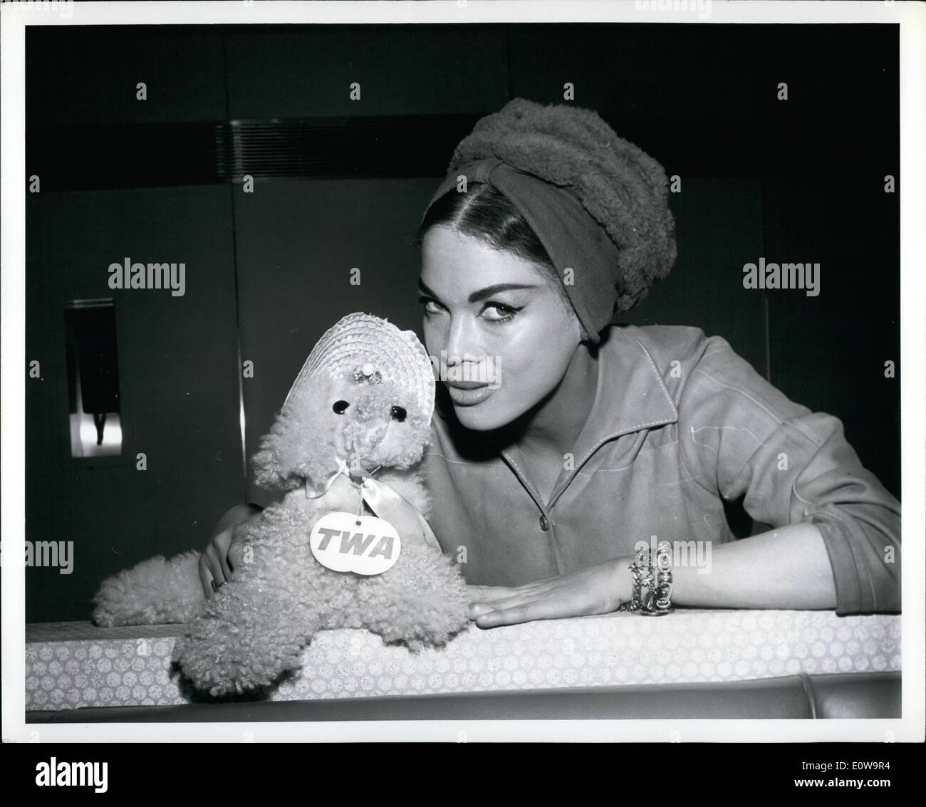 Apr. 04, 1962 - New York aeroporto internazionale.... Marie Gomez, un ballo francese di importazione, pone con il suo piccolo cane di peluche prima Foto Stock