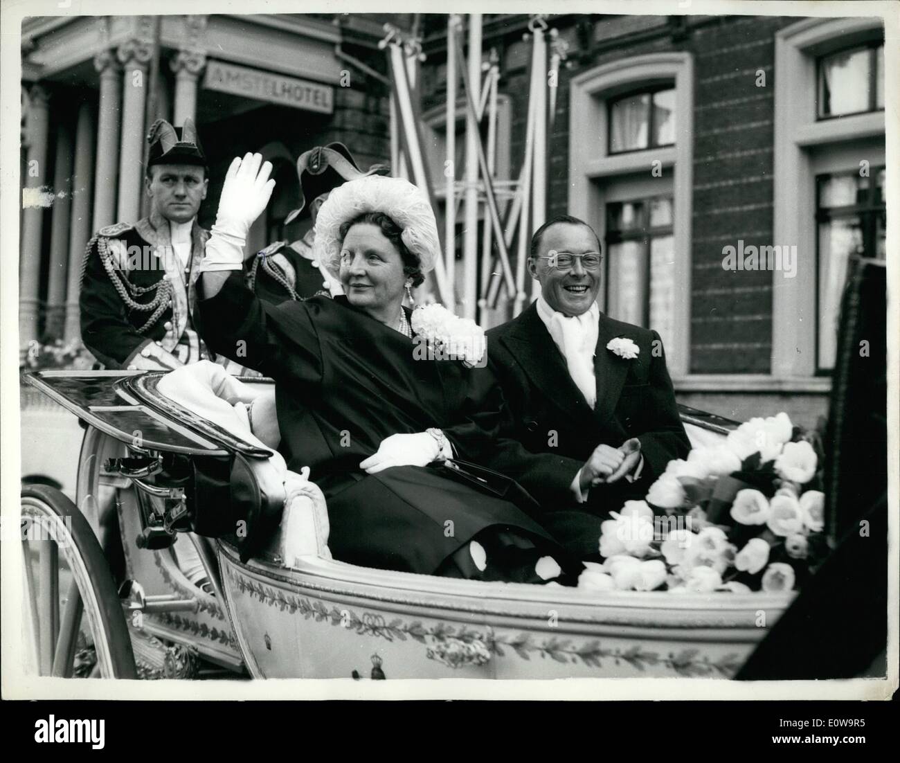 Apr. 04, 1962 - Argento sposi in viaggio da includersi in Amsterdam: Regina Juliana dei Paesi Bassi e del principe Bernhard che festeggiano il loro anniversario delle nozze d'argento, questo pomeriggio ha fatto un viaggio da Royal Barge giù il fiume Amstel di Amsterdam. La foto mostra la regina Juliana e Prince Bernhard membro attraverso Amsterdam prima del viaggio in chiatta. Foto Stock