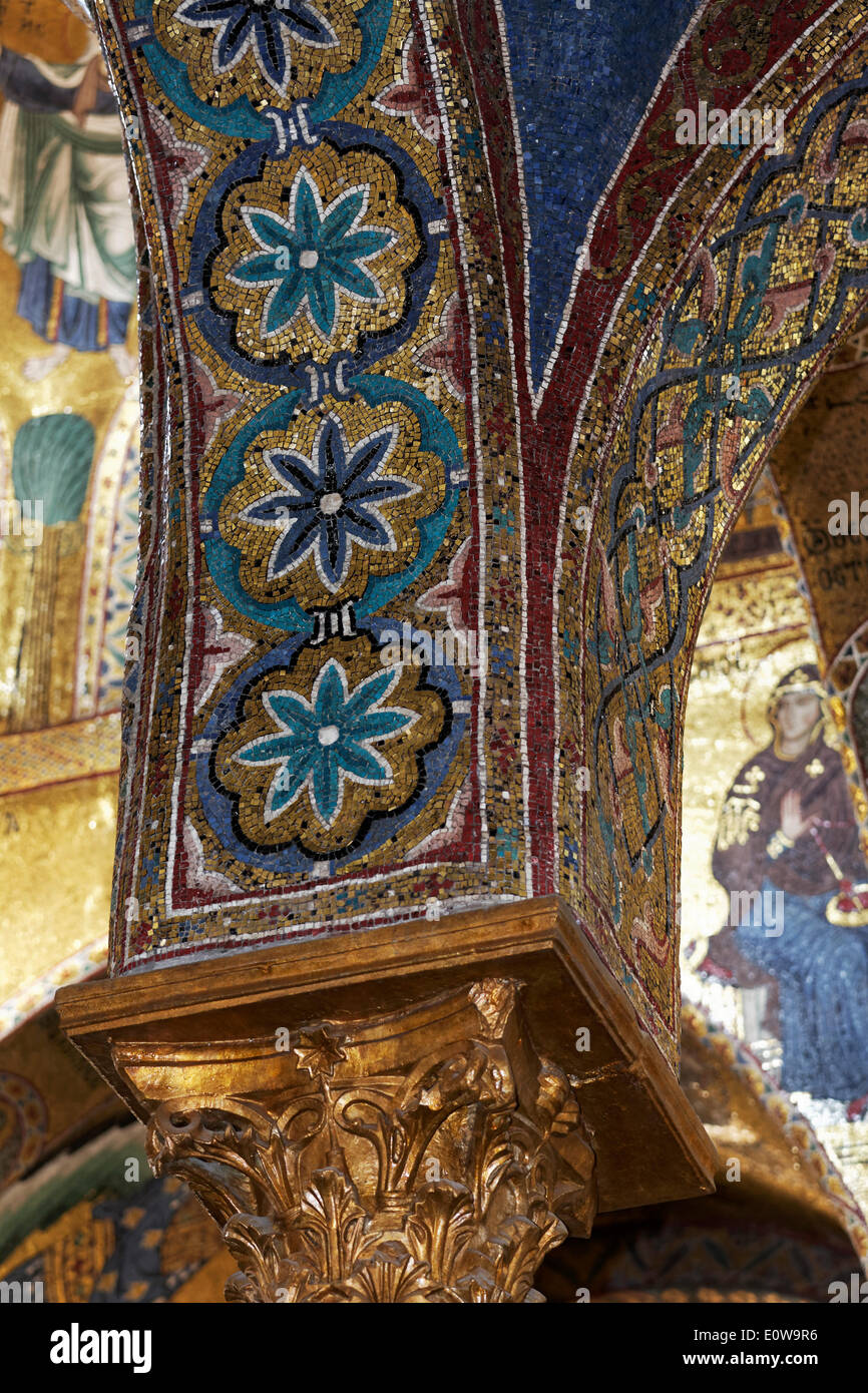 Colonna con mosaici bizantini, La Chiesa della Martorana dal periodo normanno, Palermo, Sicilia, Italia Foto Stock