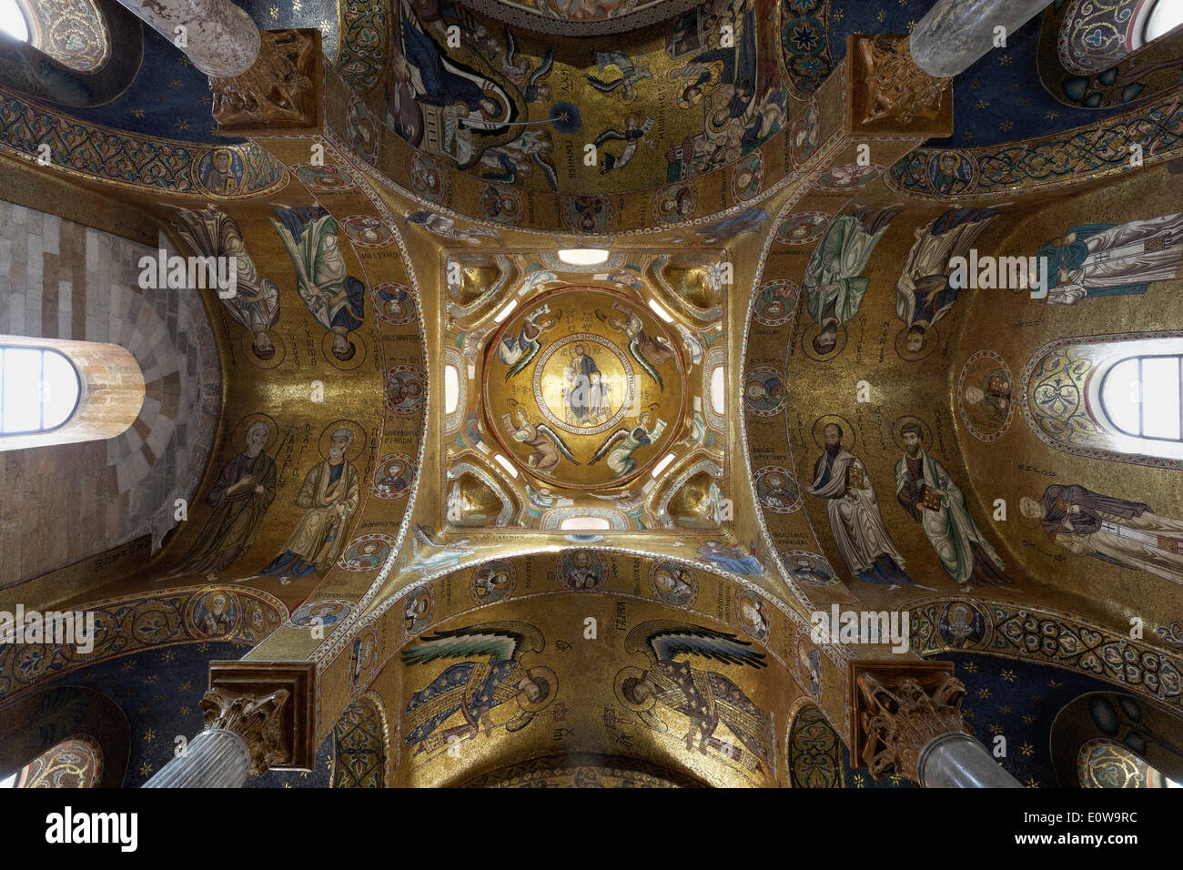 Dome con mosaici bizantini, Cristo Pantocratore, arcangeli e profeti, la Chiesa della Martorana dal periodo normanno, Palermo Foto Stock