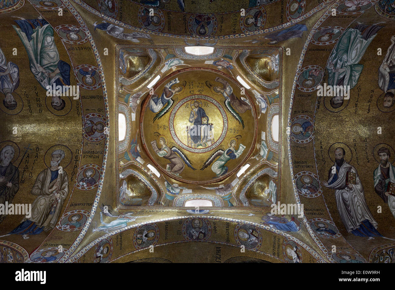 Dome con mosaici bizantini, Cristo Pantocratore, arcangeli e profeti, la Chiesa della Martorana dal periodo normanno, Palermo Foto Stock
