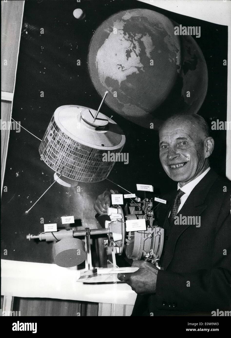 Apr. 04, 1962 - Con una velocità di oltre due milioni di miglia al giorno su Marte: parte delle notizie in attesa i visitatori della mostra di aviazione che è stato aperto a Hannover, oggi sono i motori di propulsione per razzi per essere tenuto in una mano. Questo piccolo elettrico motore di propulsione che espelle ionizzato atomi cessium sarà in grado di spingere un aeromobili con equipaggio su Marte a una velocità di oltre due milioni di miglia al giorno Foto Stock