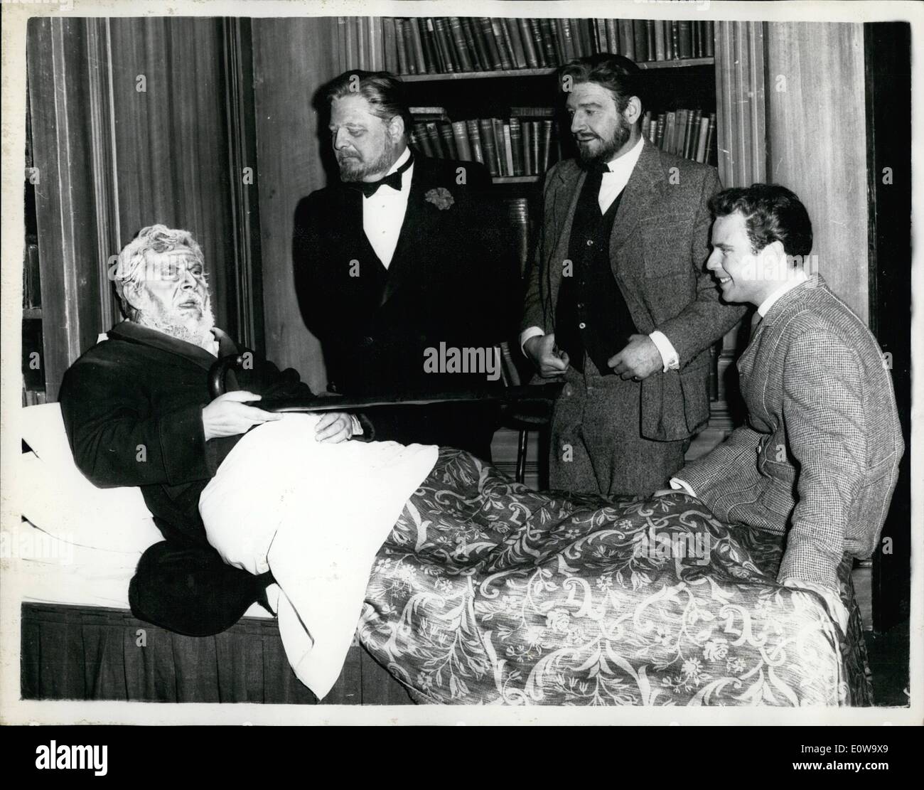 Apr. 04, 1962 - Peter Ustinov è di nuovo il gioco. PETER USTINOV è di nuovo play, photo finish, apre domani ansa al Saville Theatre, Londra. La foto mostra: Peter Ustinov, come Sam, a letto: sul lato lontano di esso sono tre membri del cast che ritraggono 'am'' a differenti età, da sinistra a destra: WENSLEY PITHEY, 60, Robert Brown, 40 e EDWARD HARDWICKE, 20. Foto Stock