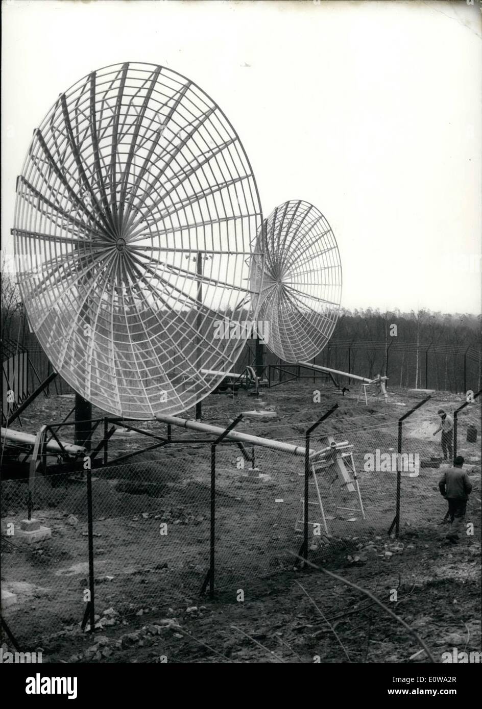 Mar 03, 1962 - Per una migliore controll nel cielo di Berlino... United States Air Force ha stabilito un nuovo radar-controller sulla Teufelberg in Berlino Ovest foresta Grunewald. OPS: due del nuovo radar-controller su Teufelsberg. Foto Stock