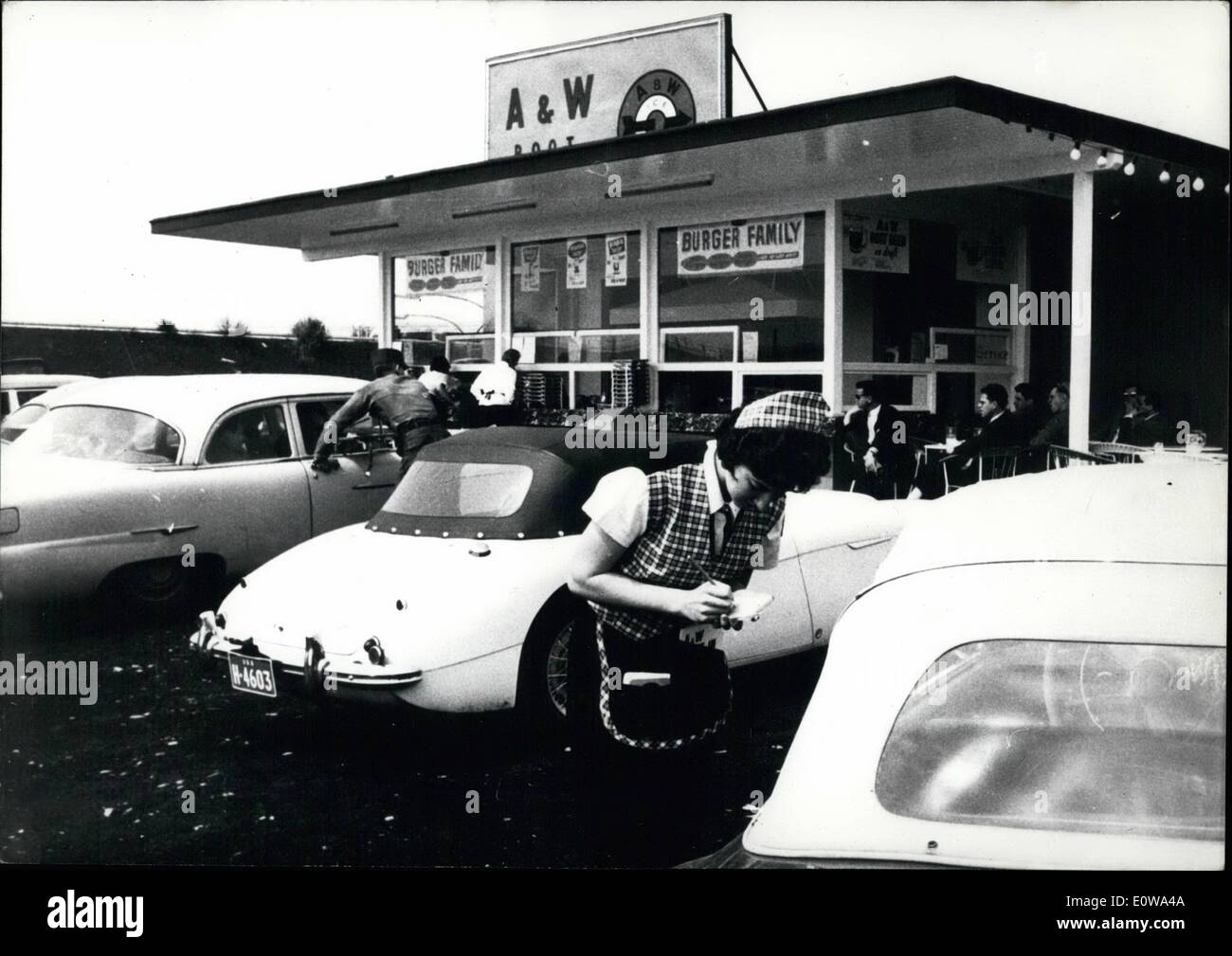 Apr. 04, 1962 - Unità nel ristorante aperto presso autostrada Tedesca: La prima proprietà privata drive-in ristorante in Germania occidentale si è aperta oggi presso il Autobahn lato vicino a Mannheim. I driver sono servita seduti nelle loro automobili. Questa prima unità tedesca in è il 2283. Per essere aperti dal US unità in catena un&W. Foto Stock