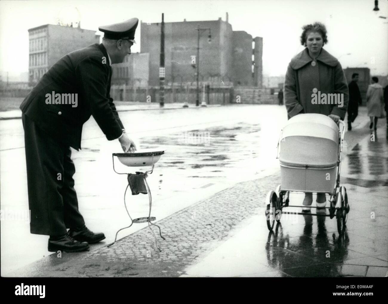 Apr. 04, 1962 - Primo ordine: per lavare le mani: Dopo ogni pass-controllo del West-Berliner custom-house ufficiali sulla parete ha a che è stata loro mani in un disinfezioni-soluzione. Poiché la dissenteria, che è scoppiata in Eastberlin, è molto stick su. Nei prossimi giorni si desidera dare compresse per i popoli che sono di ritorno da Eastberlin. La foto mostra un custom-casa ufficiale sul settore-confine Prinzen street. Foto Stock