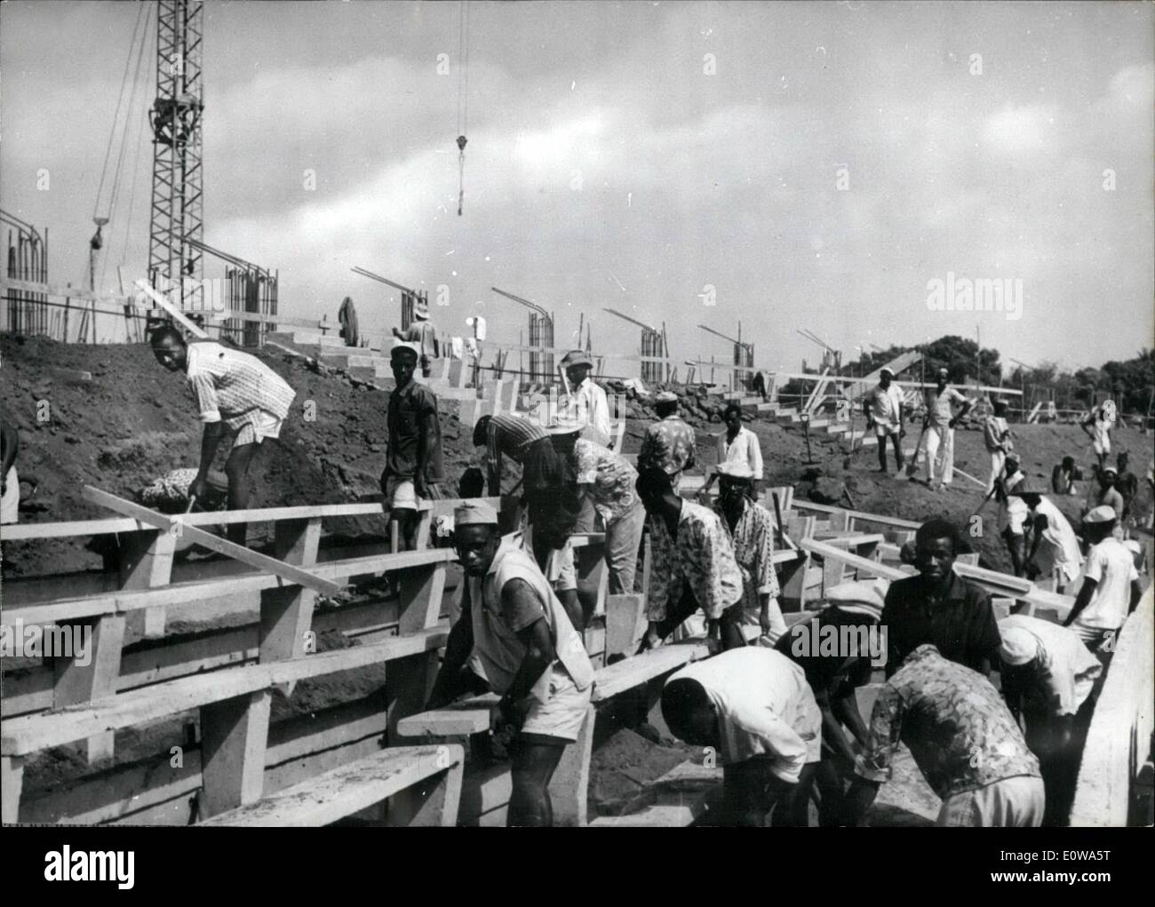 Apr. 04, 1962 - Nuovo stadio di Conakry: la costruzione di un enorme Guinea dello stadio nazionale è ora in corso a Conakry, capitale della Guinea (Africa). Lo stadio prendere sup 15 000 metri quadrati di spazio e dispone di strutture per tenere i vari tipi di giochi con la palla. Esso dispone inoltre di piscine, palestra e corsi in esecuzione per la via e il campo eventi. Lo stadio avrà una capienza di 25 000 persone. Foto Stock