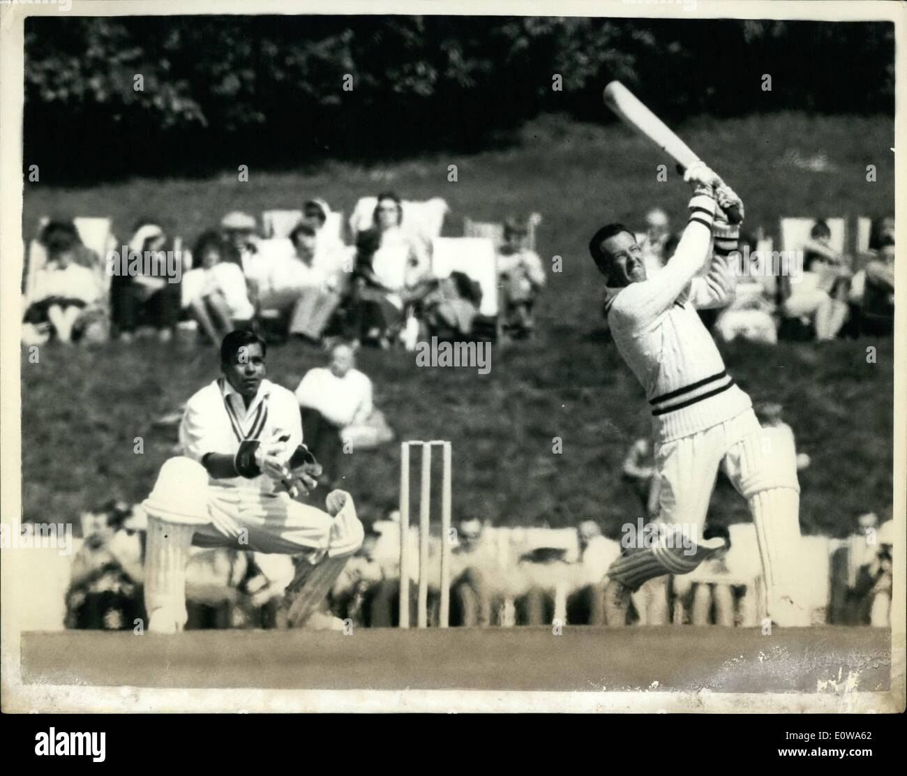 Apr. 04, 1962 - Duca di Norfolk Xi v. Il Cricketers Pakistan all apertura del tour: foto mostra l'apertura Duca di Norfolk il battitore, R.E. Il maresciallo, hits Nasim Ul Ghani per sei manches. Egli ha i suoi tre sei in questo oltre a Arundel Castle oggi. Foto Stock