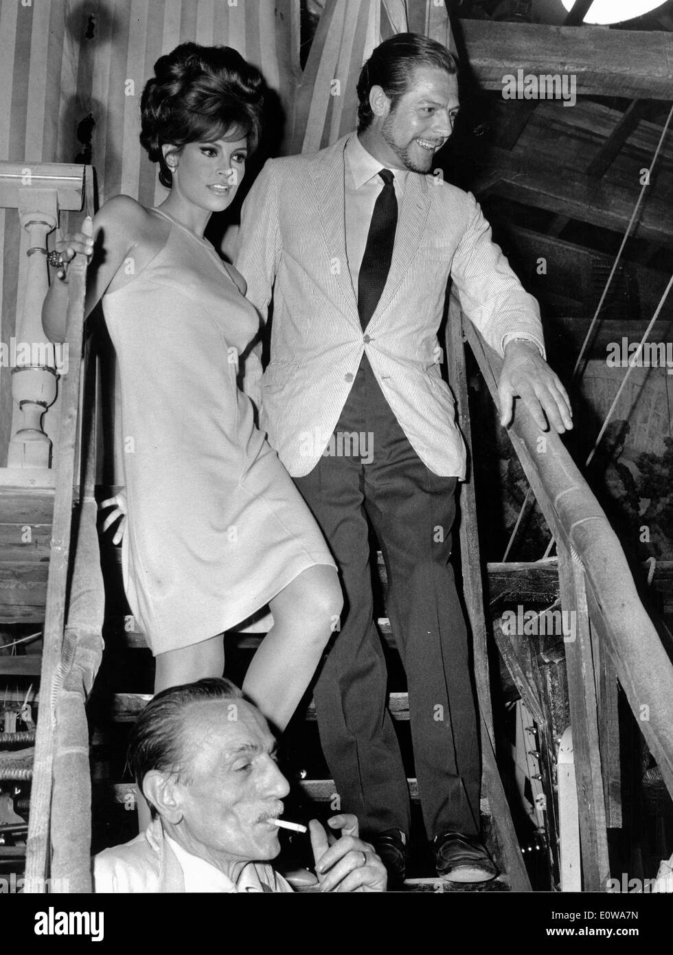 Marcello Mastroianni arrivando a una festa con un escort Foto Stock