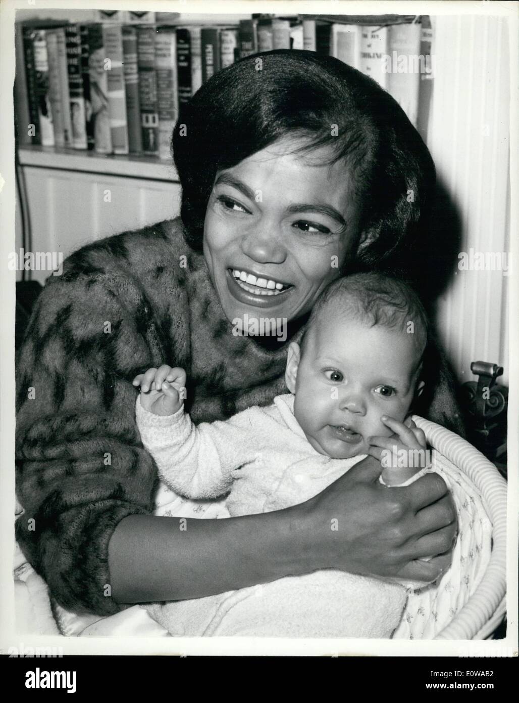 Mar 13, 1962 - 13-3-62 Eartha KittÃ¢â'¬â"¢s bimba si unisce il suo Ã¢â'¬â€oe cantante Eartha Kitt, chi è che compare attualmente in Foto Stock