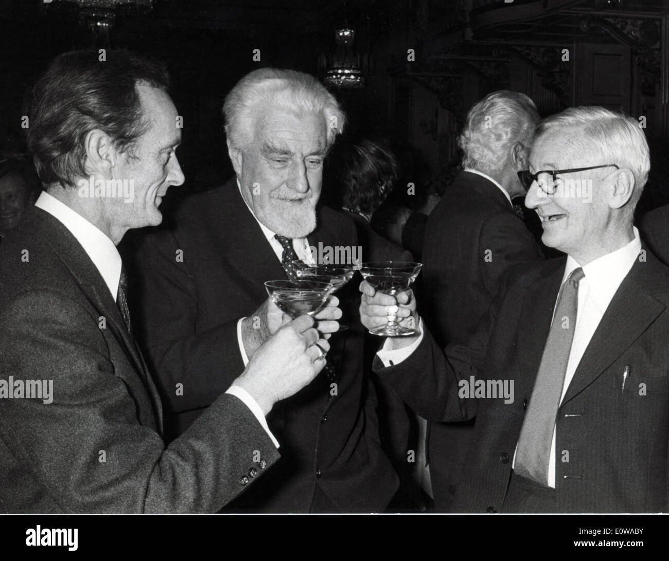 Nov. 5, 1973 - Zurigo, Svizzera - Il vincitore del Premio Nobel Konrad Lorenz toast Otto VON FRIESCH e Nikolas Tinbergen dopo la vittoria. Foto Stock