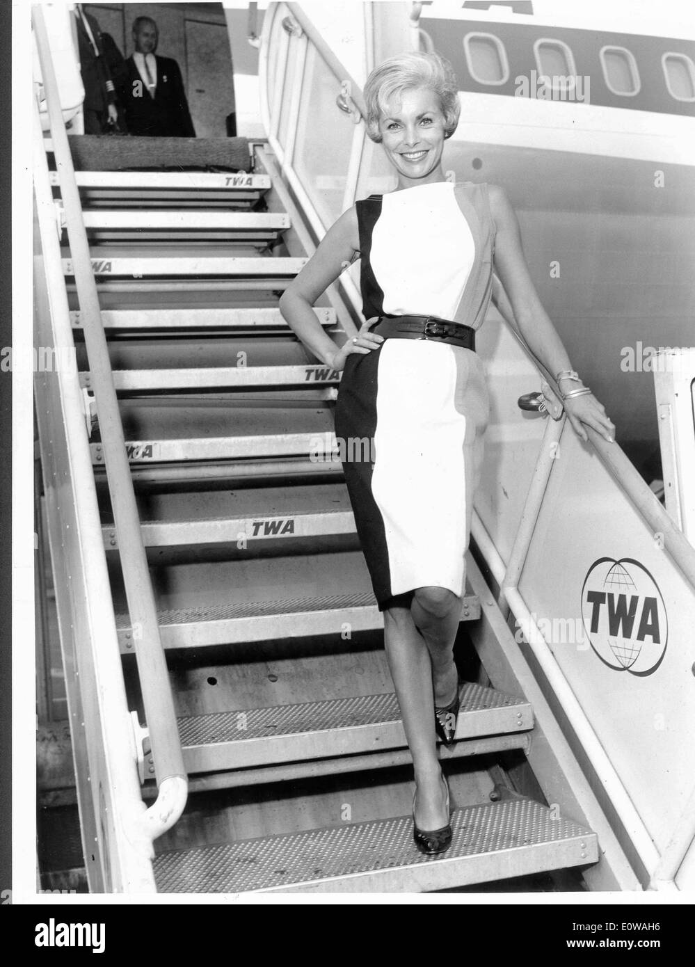 L'attrice Janet Leigh arriva all'aeroporto Foto Stock