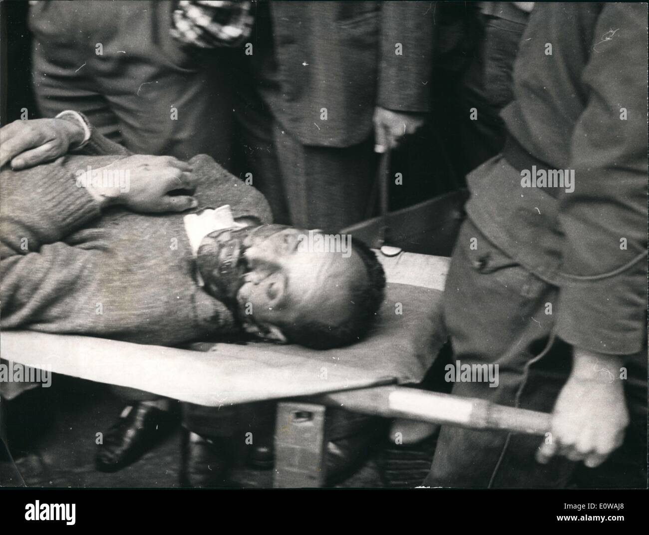 Mar 19, 1962 - Attendents trasportare feriti farmacia tech in Rue d'Isly Foto Stock