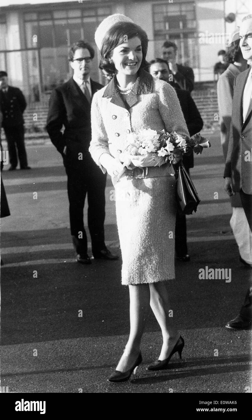 La First Lady Jackie Kennedy arriva a Londra con fiori Foto Stock