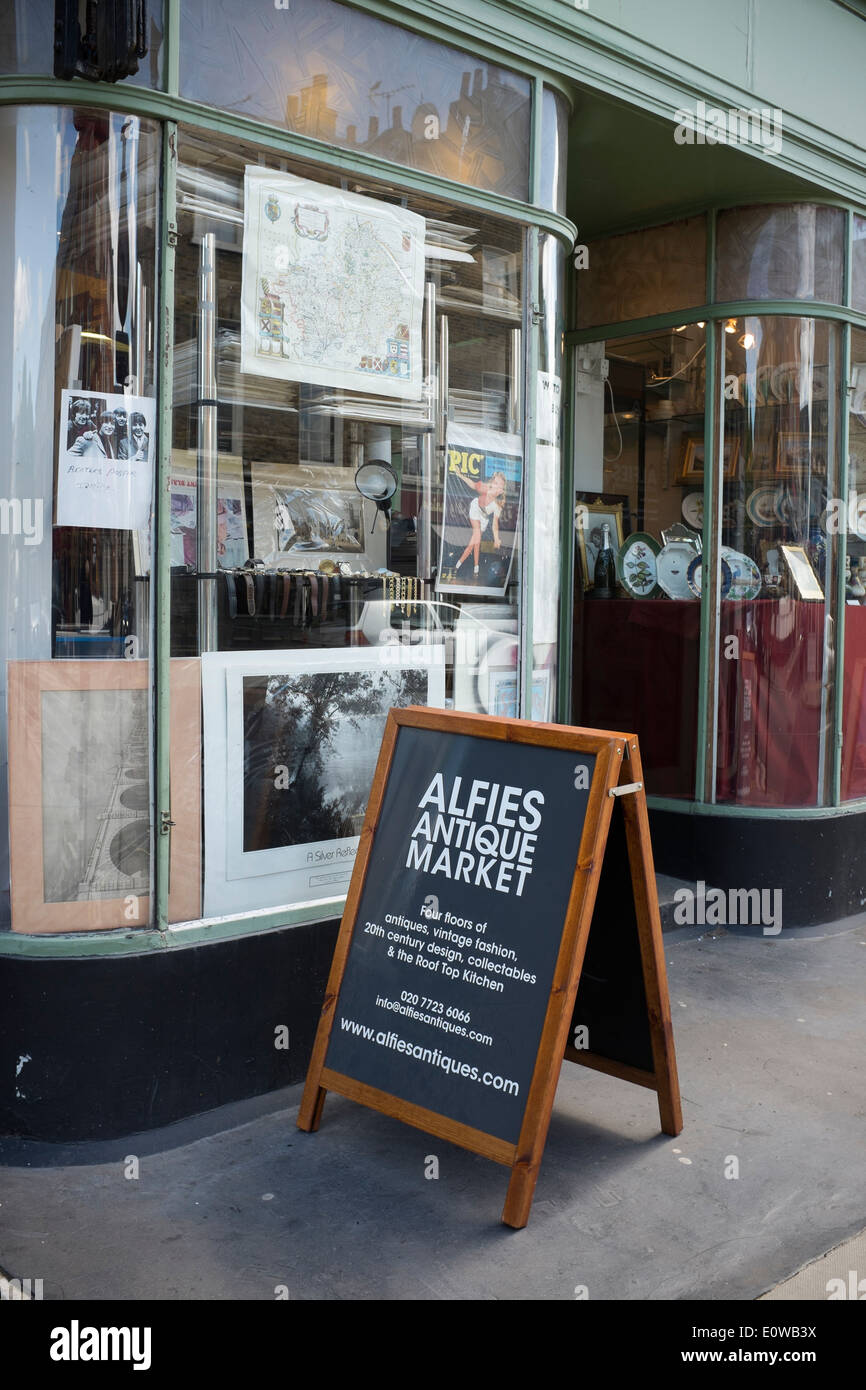 Alfies mercatino di Antiquariato Church Street a Londra Foto Stock